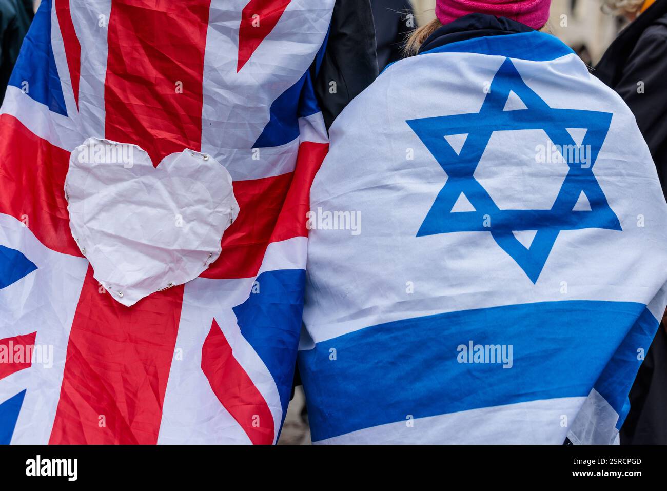 Pont de Vauxhall, Londres, Royaume-Uni. 15 février 2025. Deux activistes pro-israéliens portent le drapeau de l'Union Jack et le drapeau israélien lors de la manifestation contre la haine Halte à Milbank en réponse à la marche nationale pour la Palestine de la campagne de solidarité pour la Palestine (PSC) à Londres. Crédit : Amanda Rose/Alamy Live News Banque D'Images