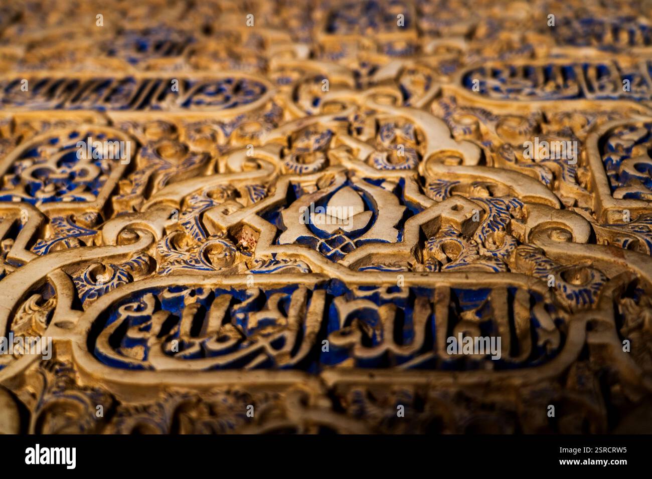 Sculptures en stuc altérées de l'Alhambra mettant en valeur l'art islamique et le patrimoine andalou à Grenade, Espagne Banque D'Images