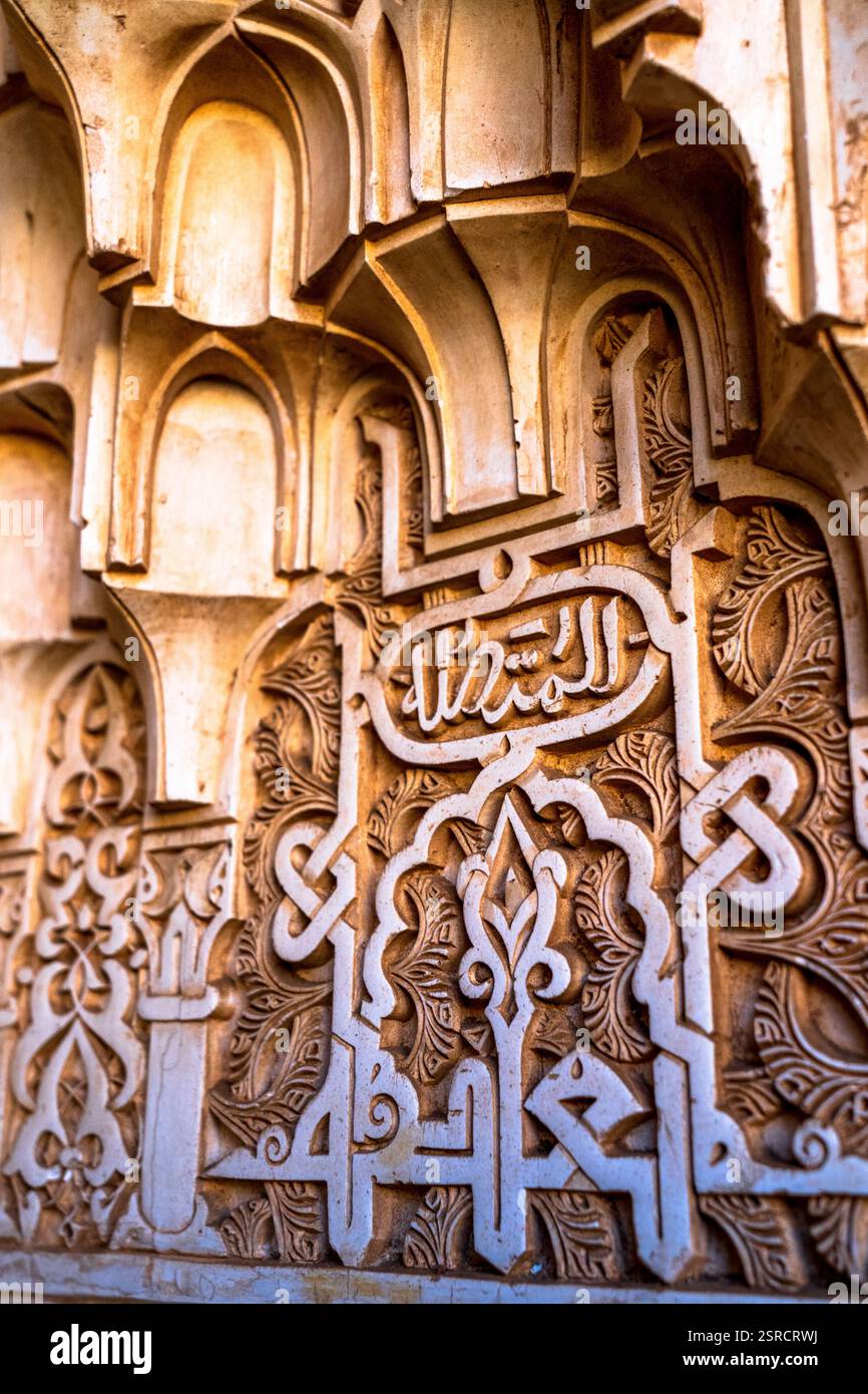 Calligraphie islamique complexe et stuc Détails à Alhambra, Grenade – une Ode à la maîtrise artistique nasride Banque D'Images