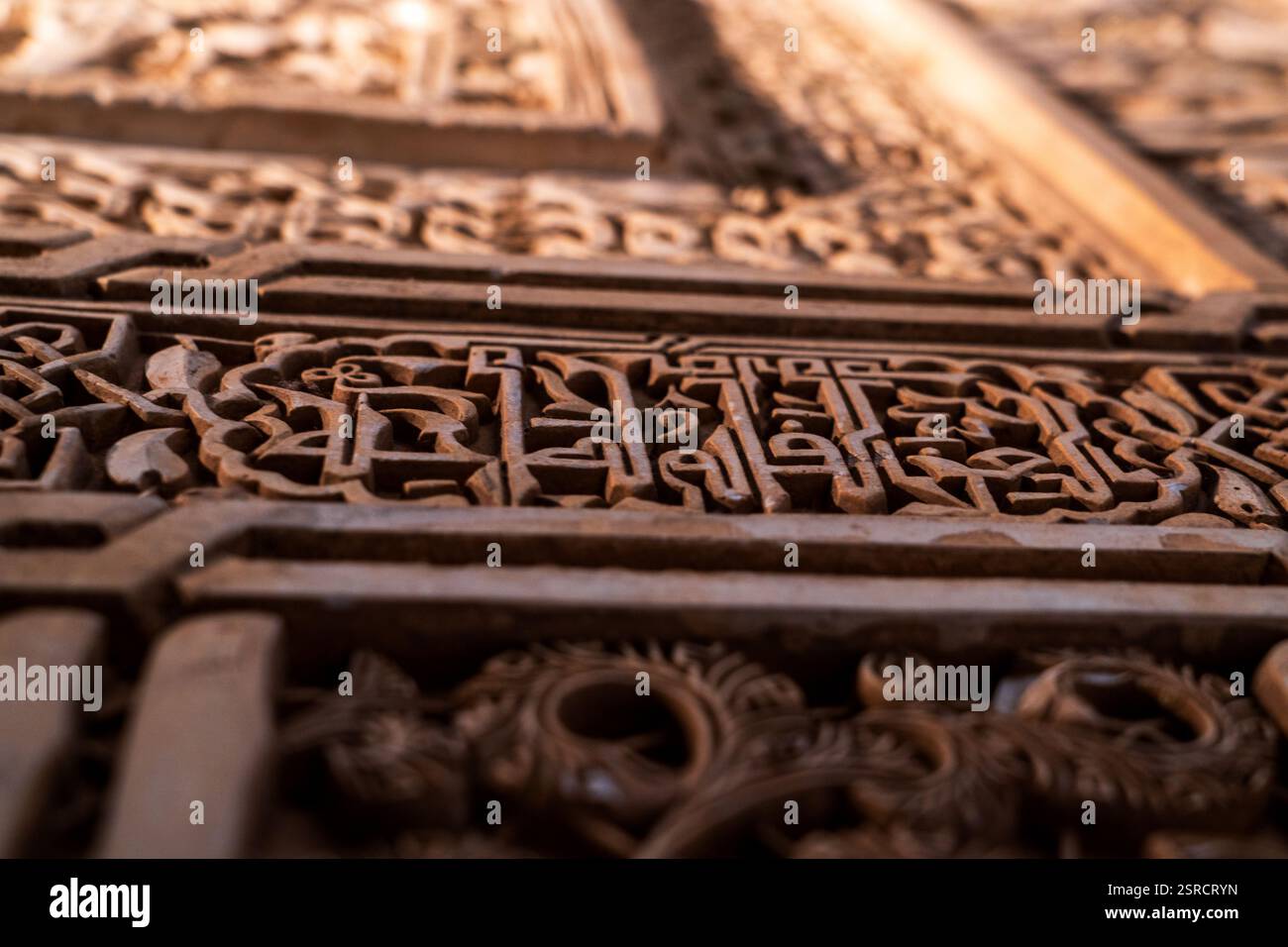 Calligraphie Kufic nouée ornée et relief de stuc mettant en valeur le patrimoine artistique mauresque de l'Alhambra Banque D'Images
