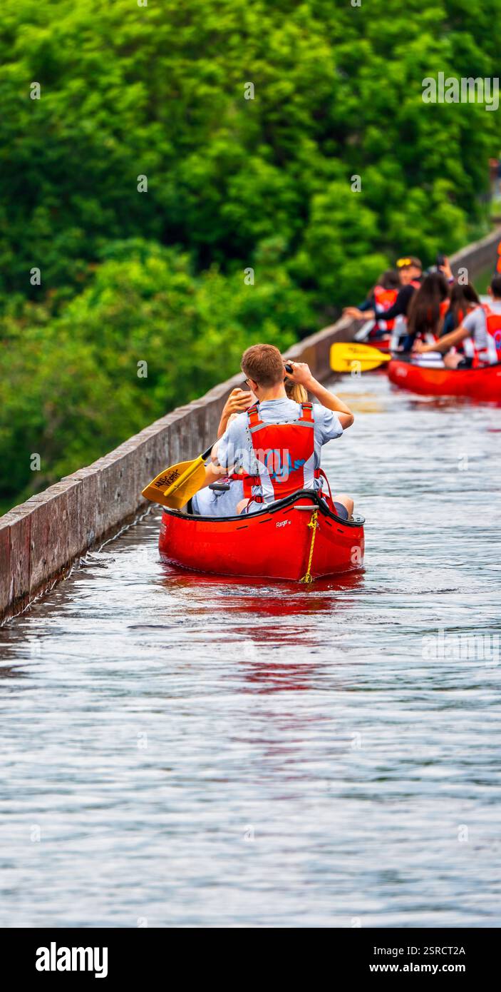 Aventure en canoë sur l'aqueduc historique de Pontcysyllte : une croisière tranquille à l'intersection de l'ingénierie et de la nature Banque D'Images