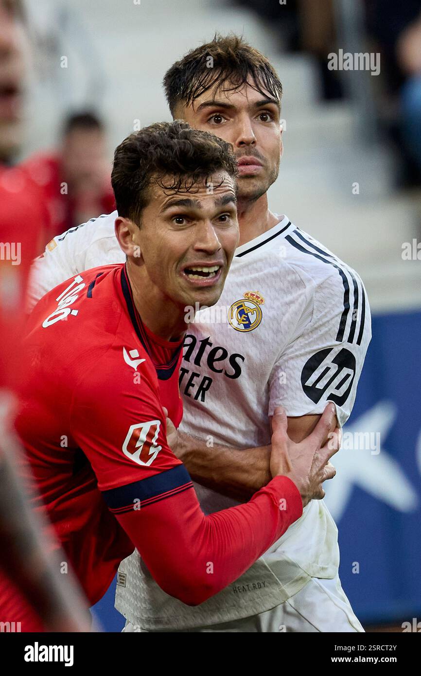 Pampelune, Navarre, Espagne. 15 février 2025. Raul Asencio du Real Madrid CF et Lucas Torro du CA Osasuna lors du match de football de la Liga opposant Osasuna contre Real Madrid CF au stade El Sadar de Pampelune, Espagne, 14 février 2025 (crédit image : © Ruben Albarran/ZUMA Press Wire) USAGE ÉDITORIAL SEULEMENT! Non destiné à UN USAGE commercial ! Banque D'Images