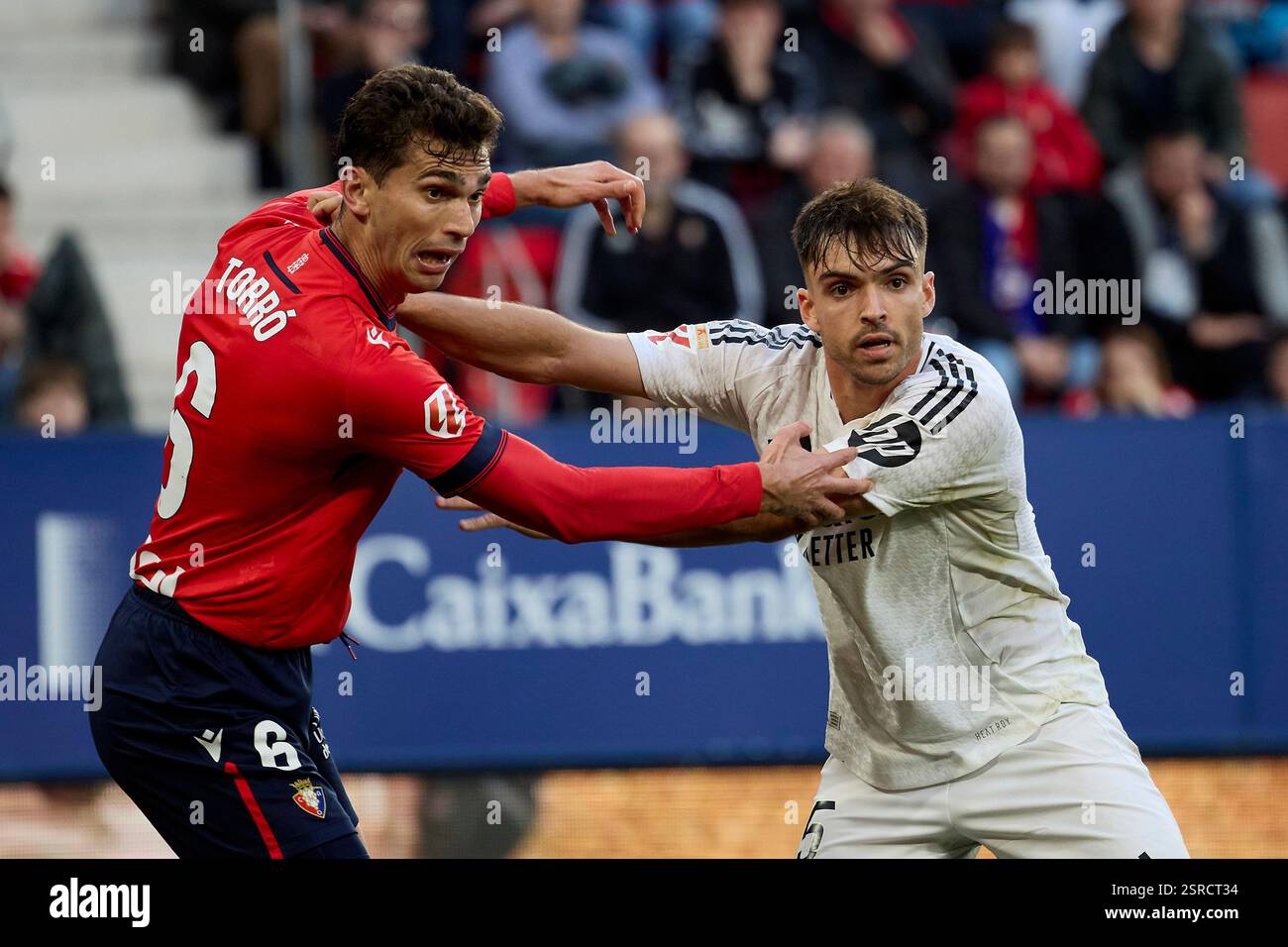 Pampelune, Navarre, Espagne. 15 février 2025. Raul Asencio du Real Madrid CF et Lucas Torro du CA Osasuna lors du match de football de la Liga opposant Osasuna contre Real Madrid CF au stade El Sadar de Pampelune, Espagne, 14 février 2025 (crédit image : © Ruben Albarran/ZUMA Press Wire) USAGE ÉDITORIAL SEULEMENT! Non destiné à UN USAGE commercial ! Banque D'Images