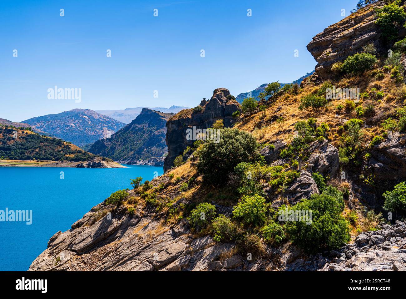 Vue sur la falaise du réservoir Canales avec feuillage verdoyant et terrain rocheux à Grenade, Espagne Banque D'Images