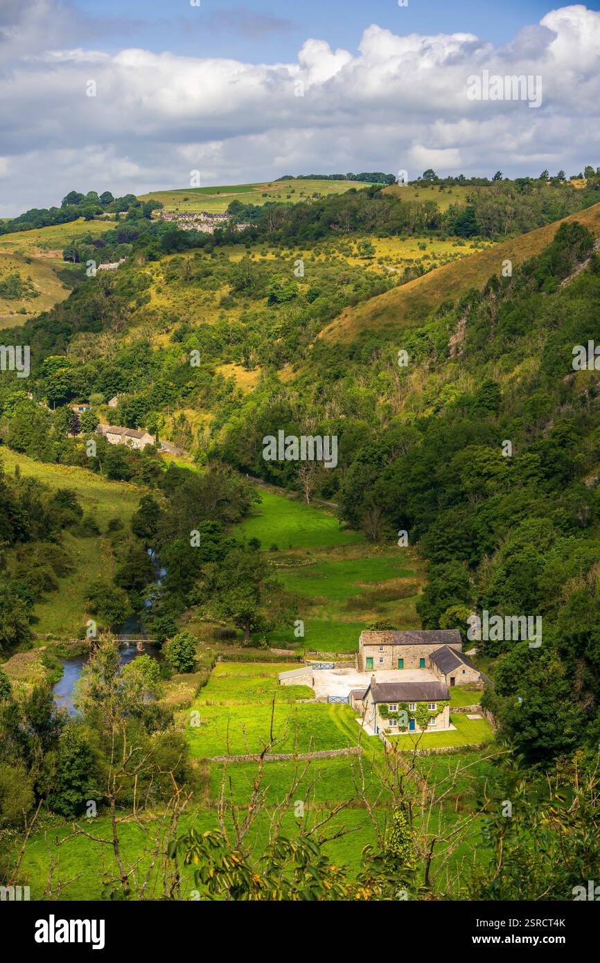 Superbe Monsal Dale avec River Wye, Traditional Stone Cottages et Rolling Green Hills dans le Peak District - Une scène typiquement britannique Banque D'Images