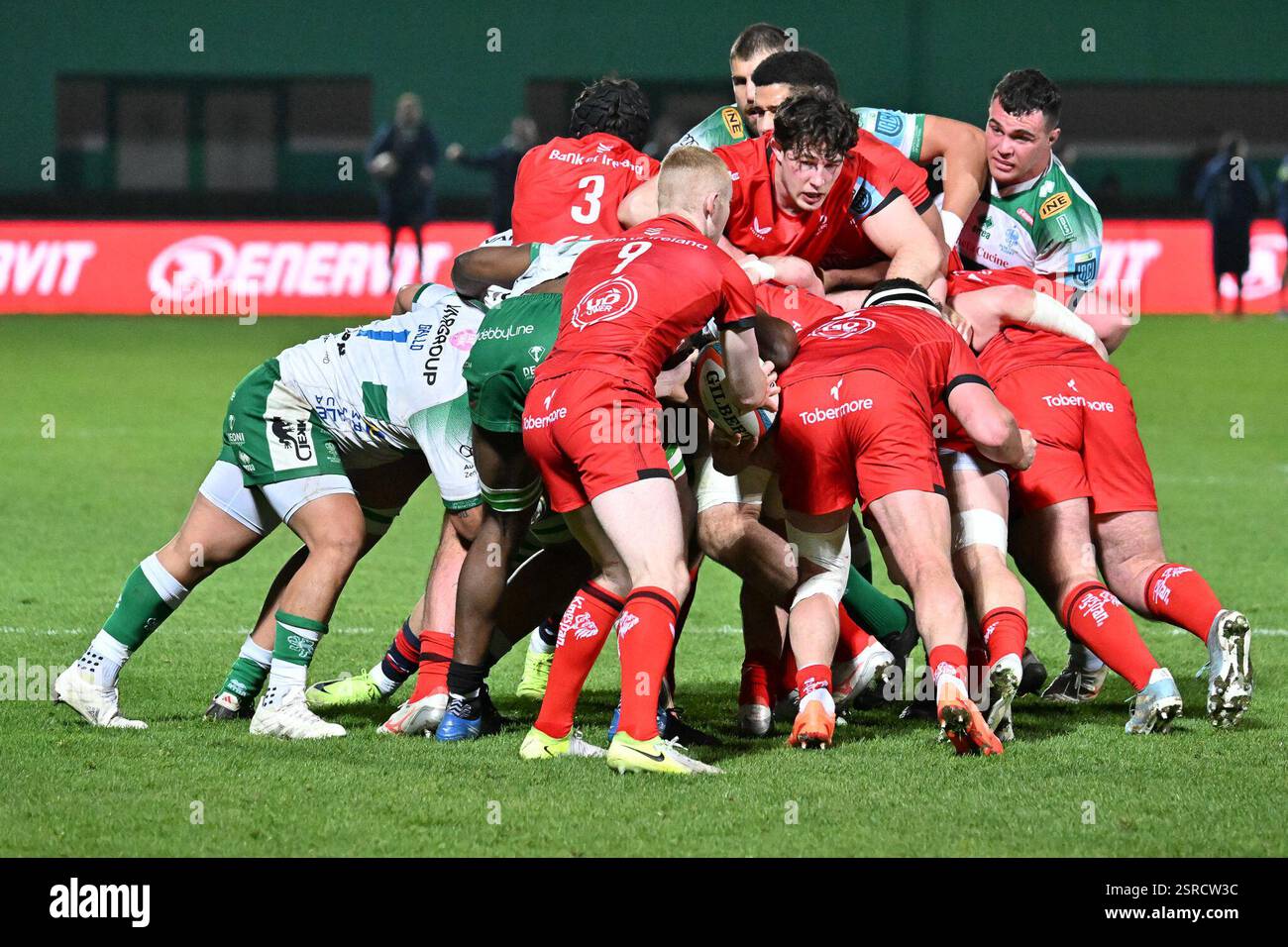 Trévise, Italie. 15 février 2025. Scrum pendant le match Benetton Rugby vs Ulster Rugby au Stadio Monigo ( TV ) - 15feb2025, dans UNITED RUGBY CHAMPIONSHIP 2025. Pendant Benetton Rugby vs Ulster Rugby, United Rugby Championship match à Trévise, Italie, 15 février 2025 crédit : Independent photo Agency/Alamy Live News Banque D'Images