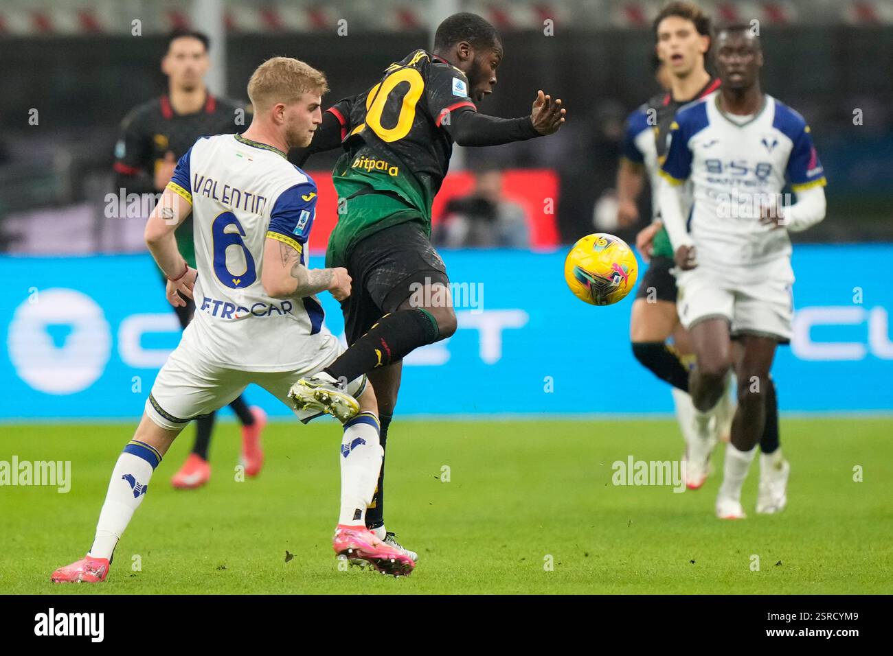 AC Milan's Yunus Musah, right, vies for the ball with Verona's Nicolas Valentini during the Italian Serie A soccer match between AC Milan and Hellas Verona, at the San Siro Stadium in Milan, Italy, Saturday, Feb.15, 2025. (AP Photo/Luca Bruno) Banque D'Images