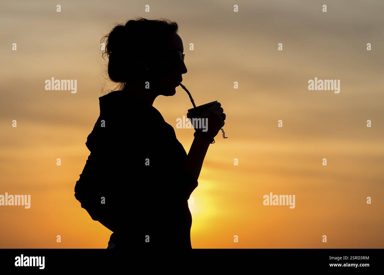 Jeune femme buvant un thé de compagnon, 35 ans, coucher de soleil, Silhouette, ville d'Iguazu, Argentine, Amérique du Sud Banque D'Images