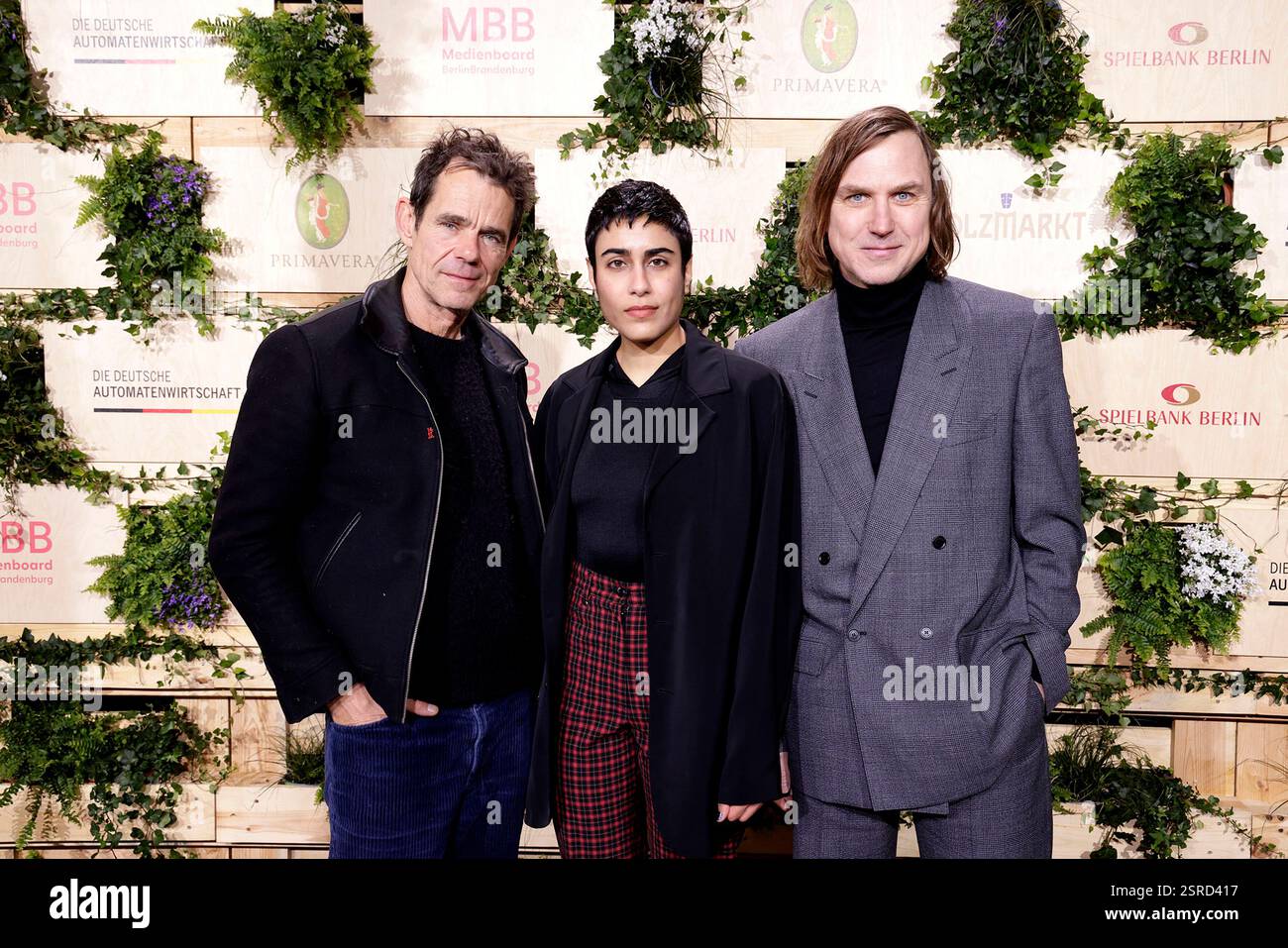 Tom Tykwer, Tala Al-Deen und Lars Eidinger BEI der MBB Medienboard Berlinale Party AM 15.02.2025 à Berlin Banque D'Images