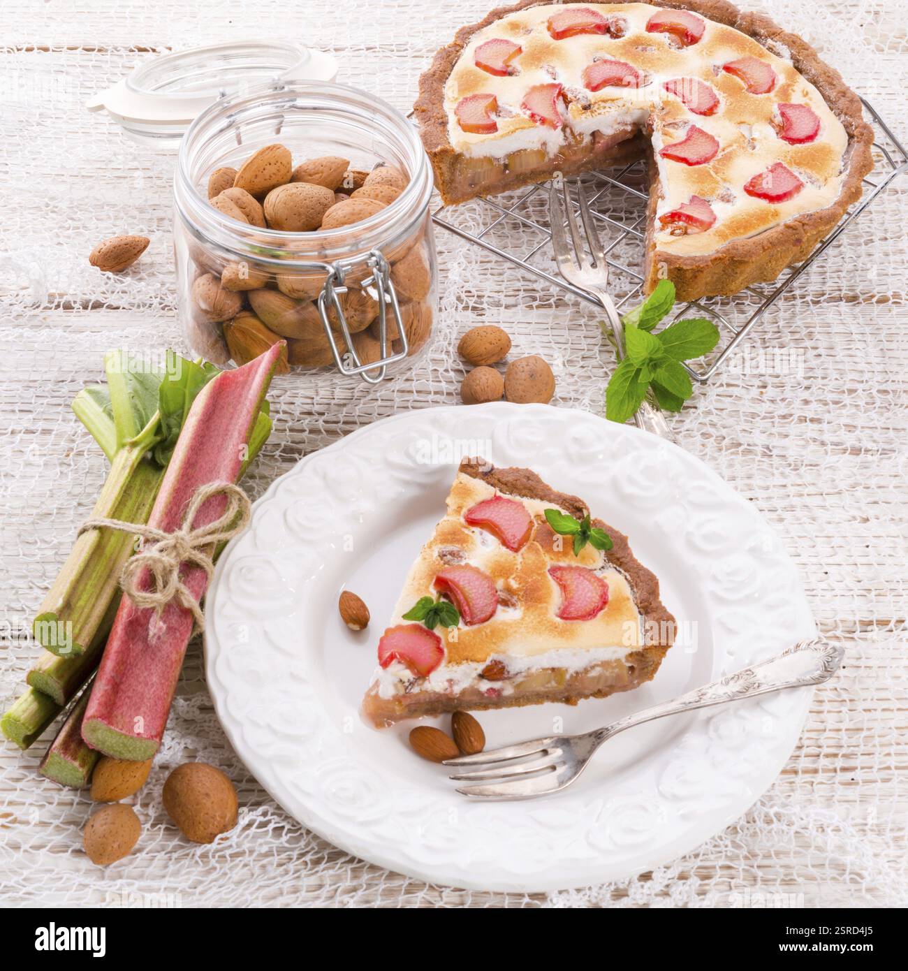 Gâteaux à la rhubarbe avec meringue et amandes Banque D'Images