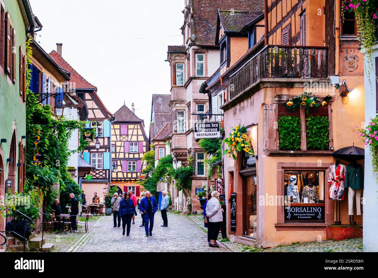 Rue avec des maisons colorées à colombages. Riquewihr, Sainte-Marie-aux-Mines, Colmar-Ribeauvillé, Haut-Rhin, Grand est, France, Europe Banque D'Images Rue avec des maisons colorées à colombages. Riquewihr, Sainte-Marie-aux-Mines, Colmar-Ribeauvillé, Haut-Rhin, Grand est, France, Europe Banque D'Images