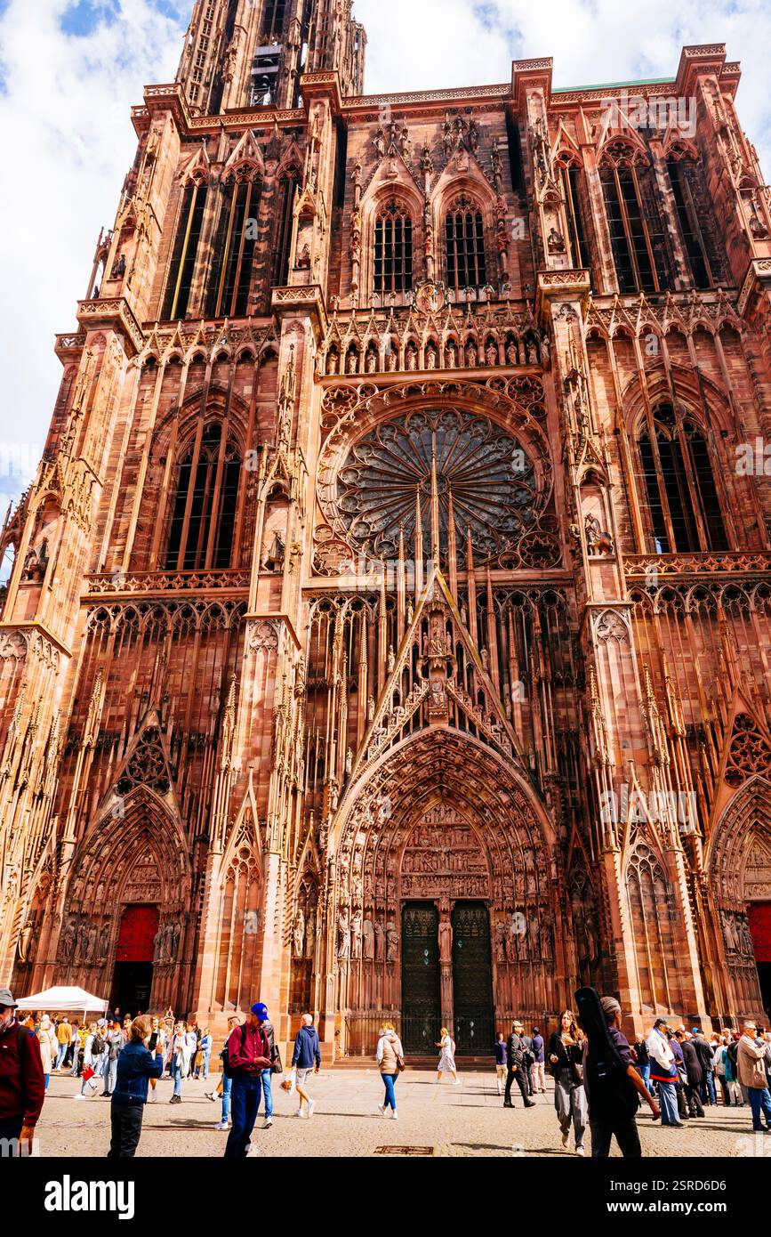 Façade ouest. Cathédrale de Strasbourg ou cathédrale notre-Dame de Strasbourg, également connue sous le nom de Strasbourg Minster. Bien que des parties considérables de celui-ci le soient Banque D'Images