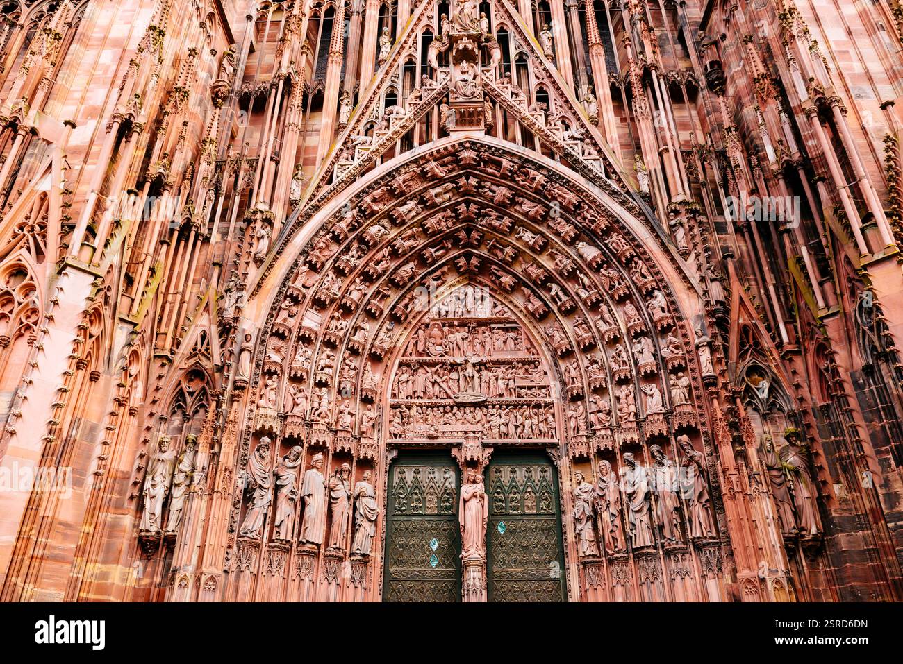 Portail central. Cathédrale de Strasbourg ou cathédrale notre-Dame de Strasbourg, également connue sous le nom de Strasbourg Minster. Bien que des parties considérables de celui-ci a Banque D'Images