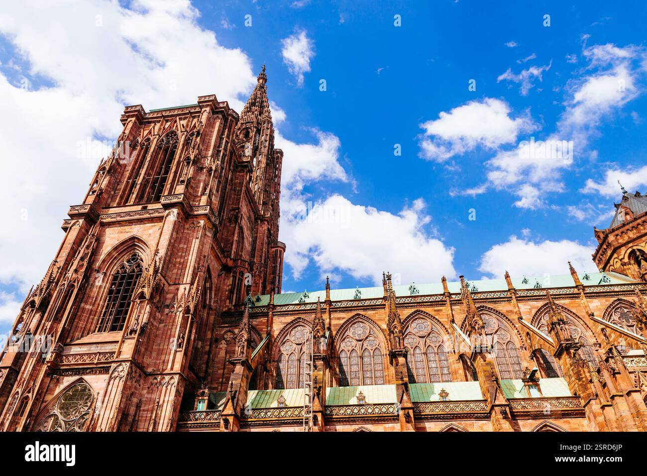 Façade sud. Cathédrale de Strasbourg ou cathédrale notre-Dame de Strasbourg, également connue sous le nom de Strasbourg Minster. Bien que des parties considérables de celui-ci le soient Banque D'Images
