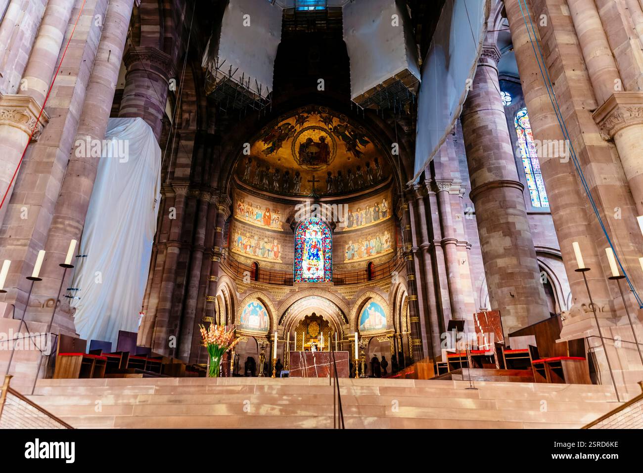 Le chœur et l'abside de la cathédrale. Cathédrale de Strasbourg ou cathédrale notre-Dame de Strasbourg, également connue sous le nom de Strasbourg Minster. Bien que consi Banque D'Images