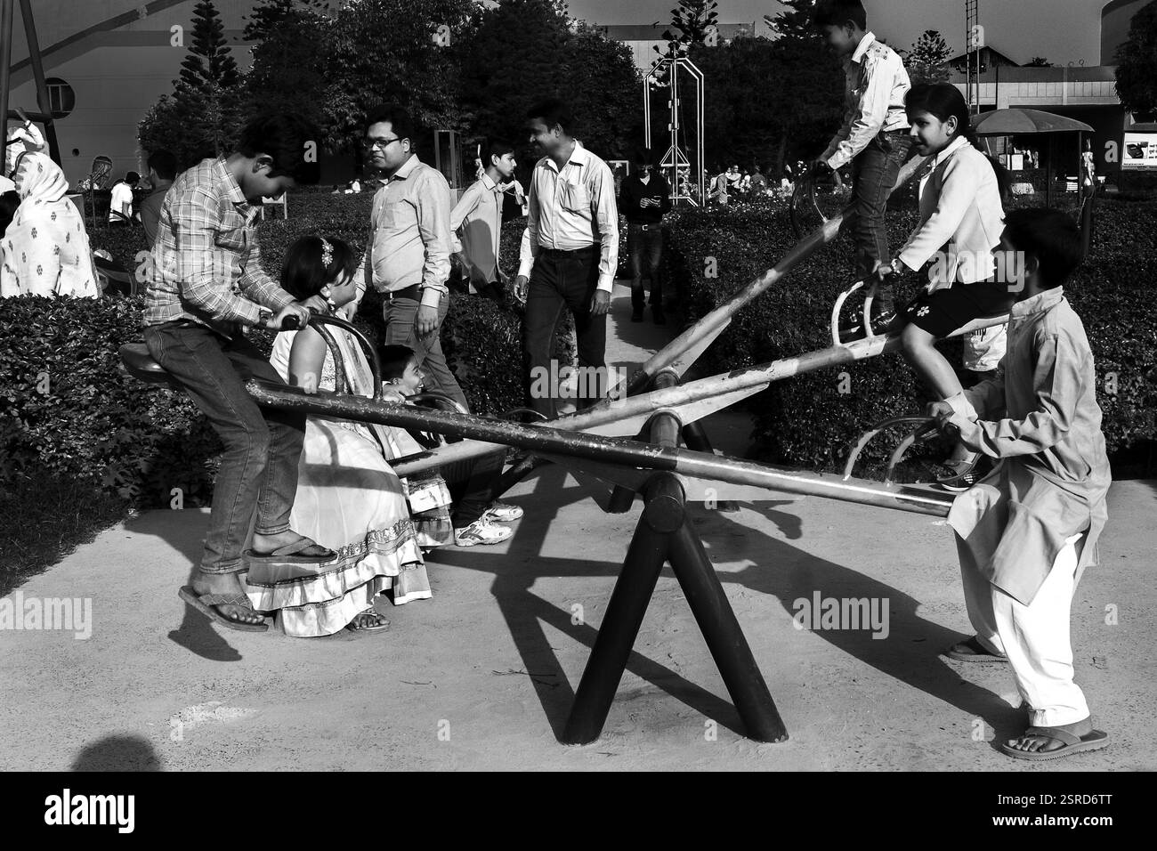 Enfants jouant seesaw, Kolkata, Bengale occidental, Inde, Asie Banque D'Images