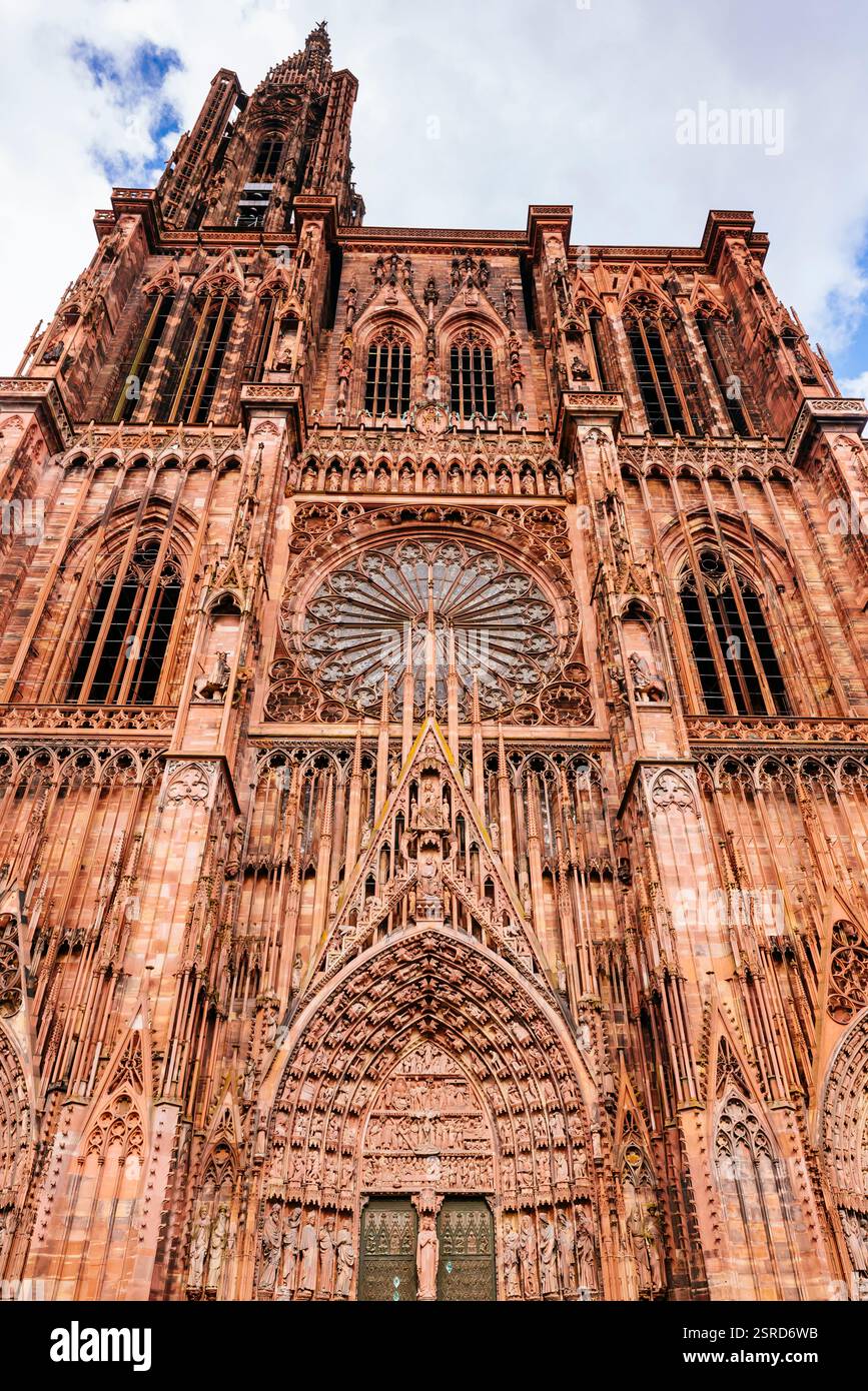 Façade ouest. Cathédrale de Strasbourg ou cathédrale notre-Dame de Strasbourg, également connue sous le nom de Strasbourg Minster. Bien que des parties considérables de celui-ci le soient Banque D'Images