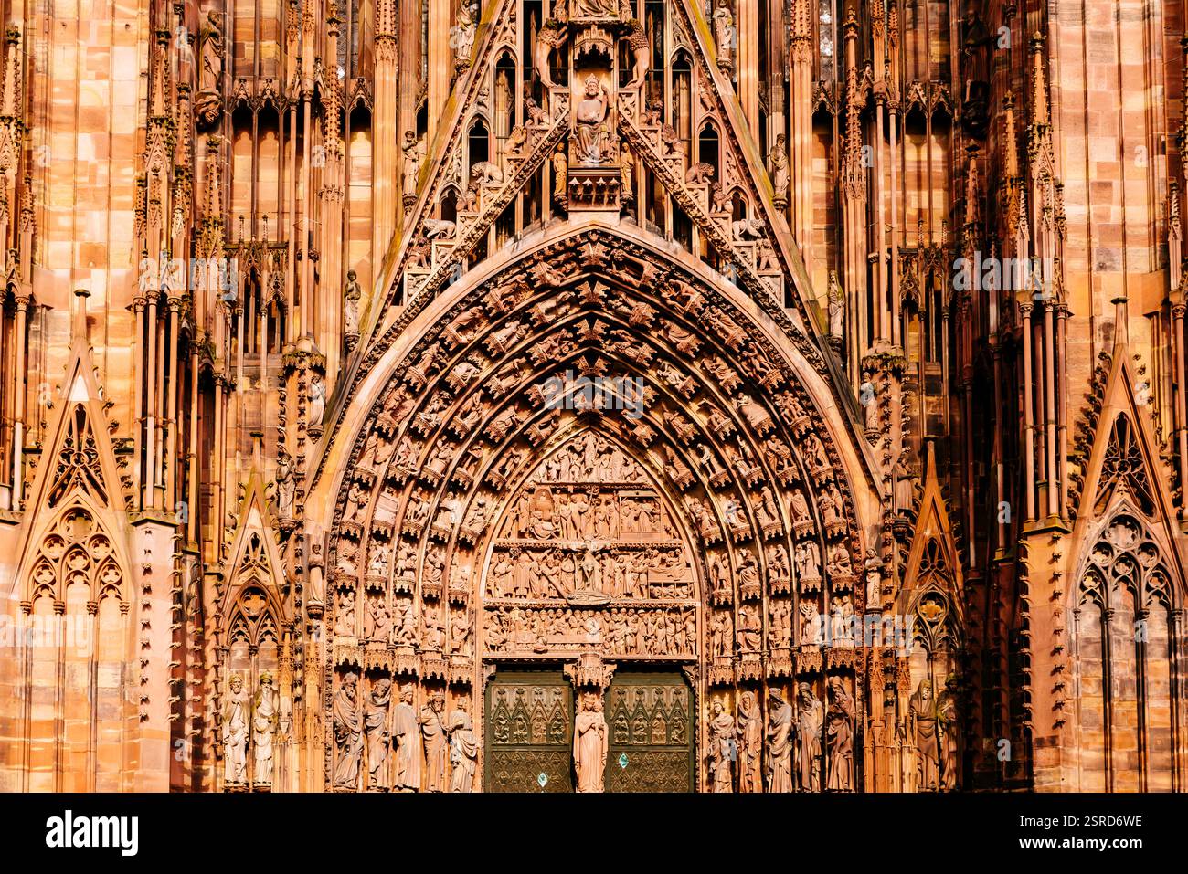 Portail central. Cathédrale de Strasbourg ou cathédrale notre-Dame de Strasbourg, également connue sous le nom de Strasbourg Minster. Bien que des parties considérables de celui-ci a Banque D'Images