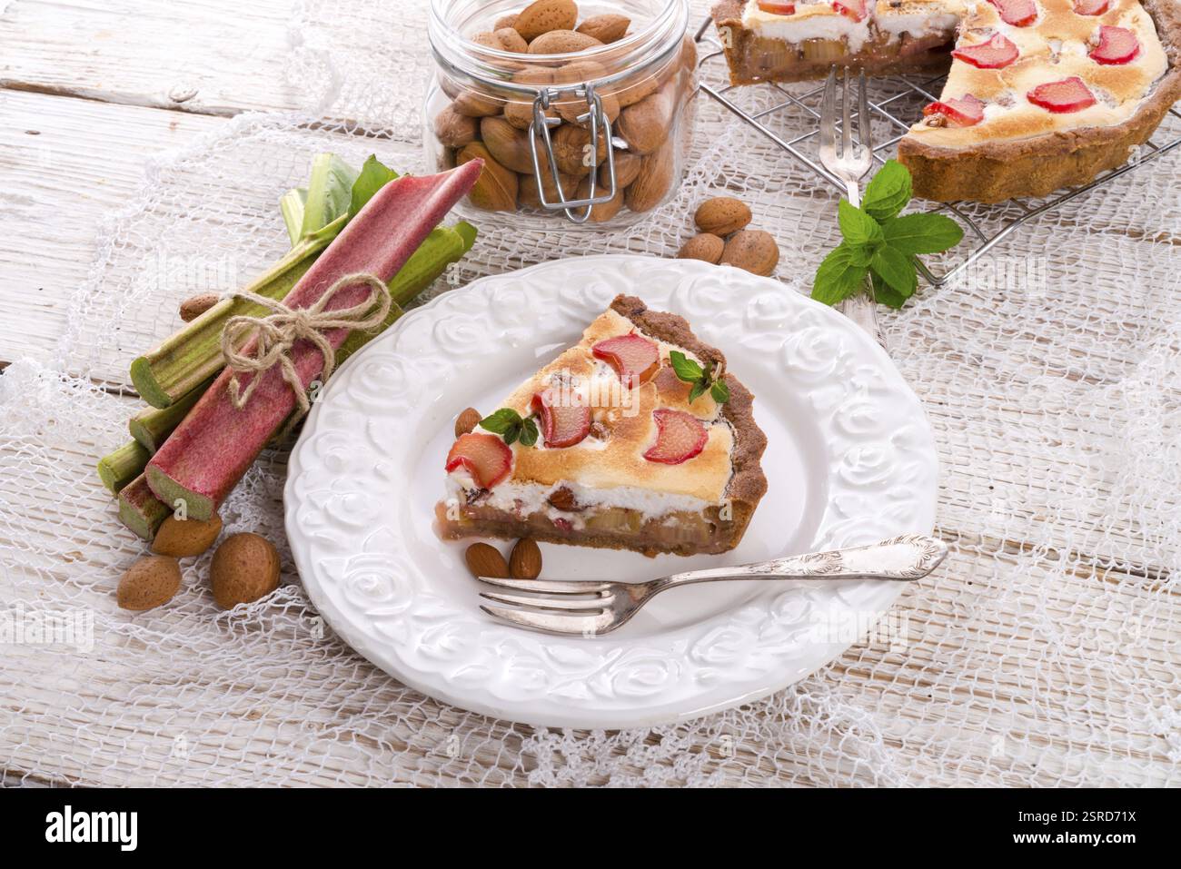 Gâteaux à la rhubarbe avec meringue et amandes Banque D'Images