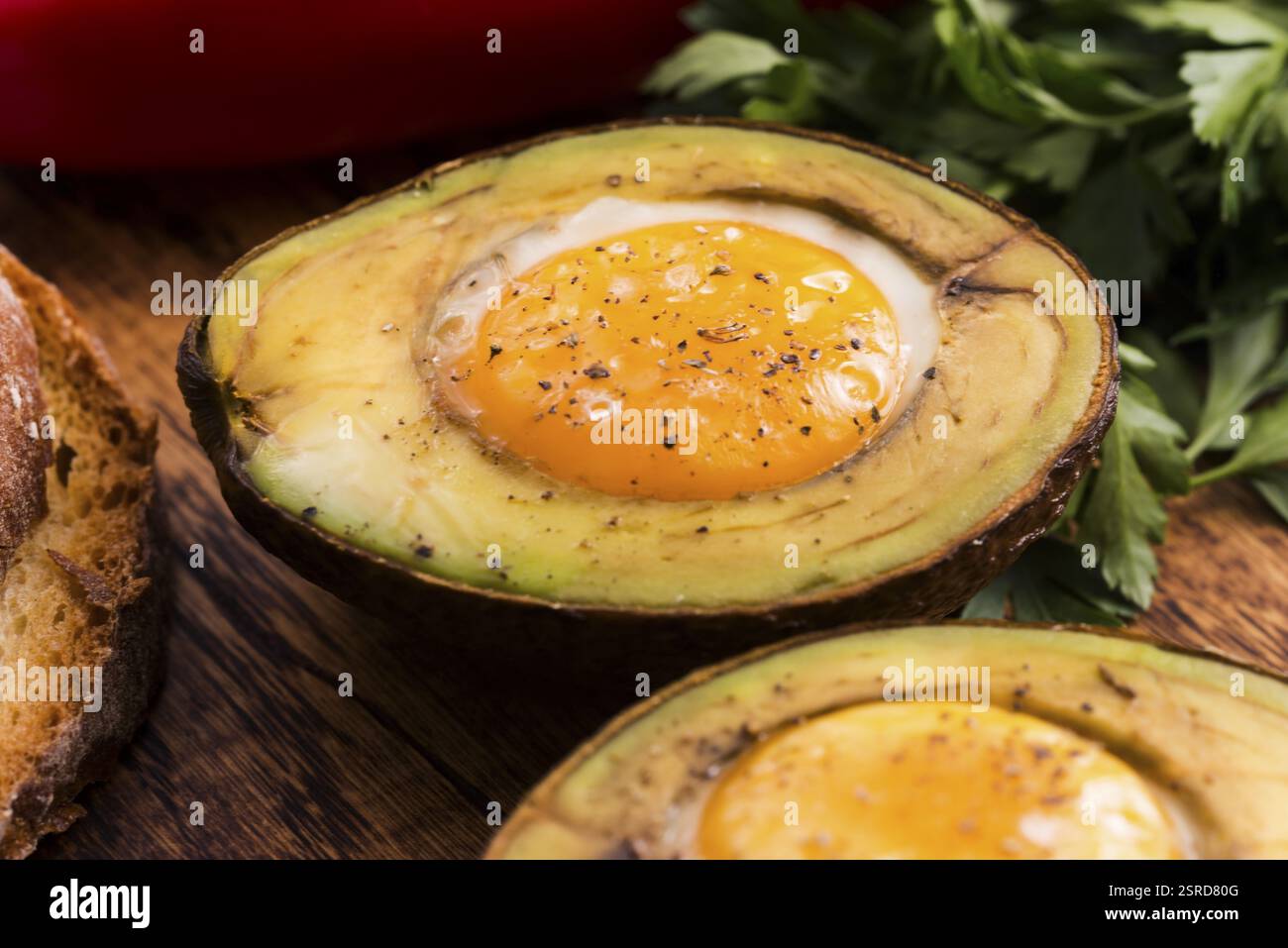 Oeufs bio faits maison cuit dans avocat avec sel et poivre Banque D'Images