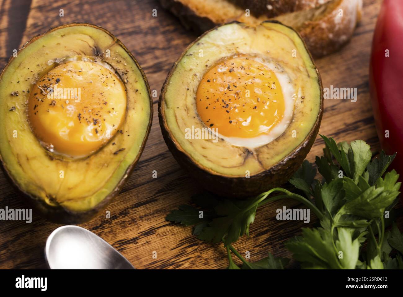 Oeufs bio faits maison cuit dans avocat avec sel et poivre Banque D'Images