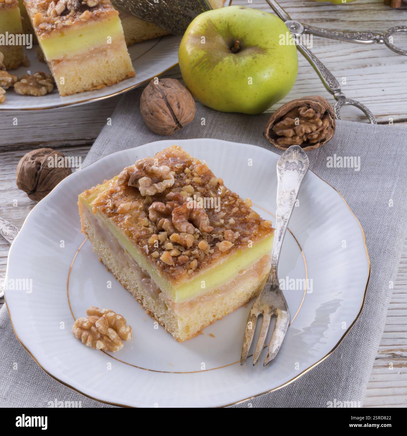 Strudel aux pommes avec pudding à la vanille et noix Banque D'Images