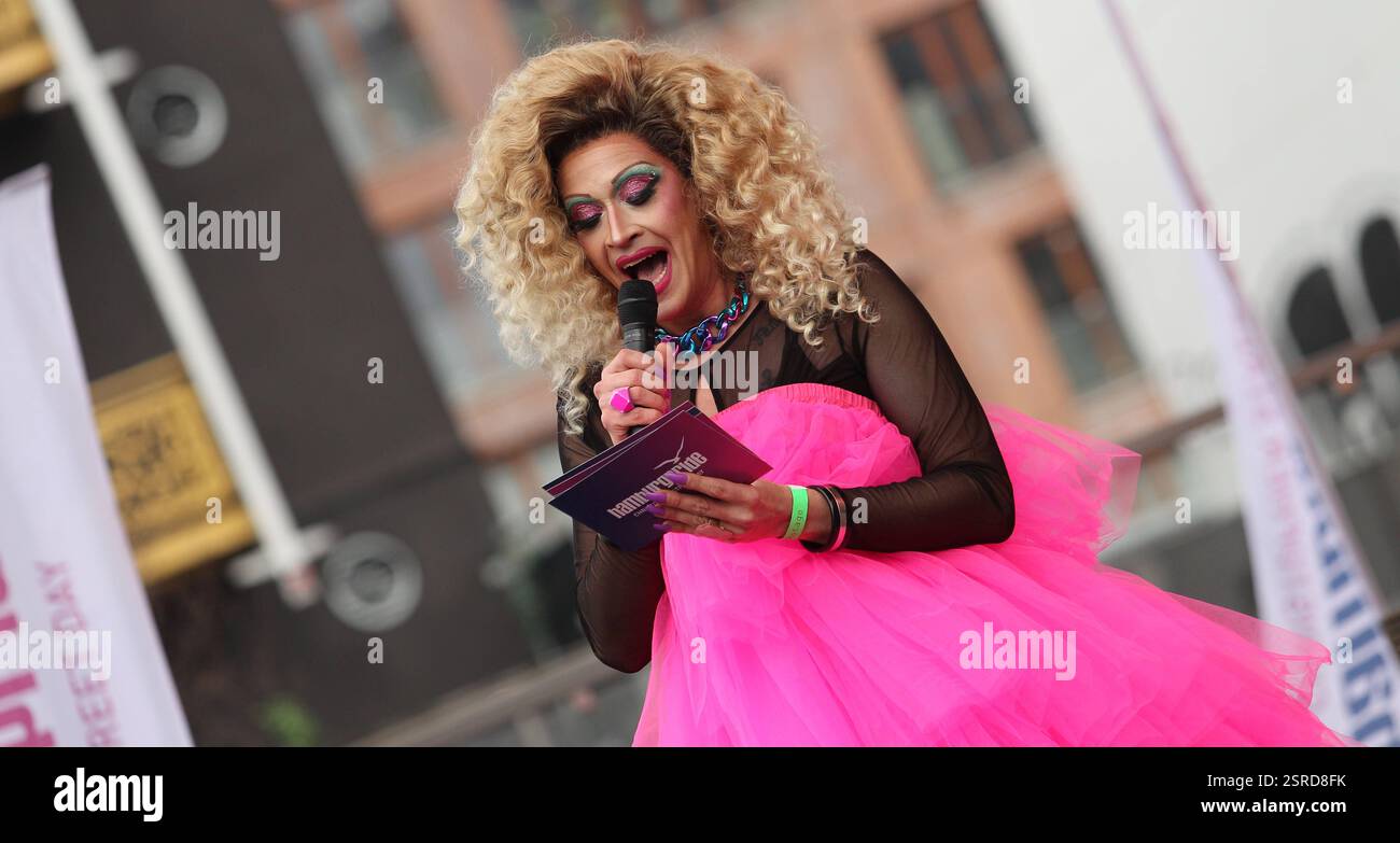 Démonstration vom Hamburg Pride e.V. als Teil der bundesweiten Kampagne Wähl Liebe auf dem Spielbudenplatz auf fait Pauli. Christopher-Street-Day-Vereine hatten anlässlich der Bundestagswahlen AM 23. Februar deutschlandweit dazu aufgerufen. SIE Fordern die Menschen auf, demokratische Parteien zu wählen, die für Vielfalt, Toleranz und Gleichberechtigung eintreten. Unzählige texte auf Plakaten und Pappen richteten sich dabei auch gegen die AFD. Knapp 4,000 Menschen nahmen an der démonstration à Hambourg teil. Modérateur Valery Pearl Dennis Totzke. Pauli Hamburg *** démonstration de Hamburg P Banque D'Images
