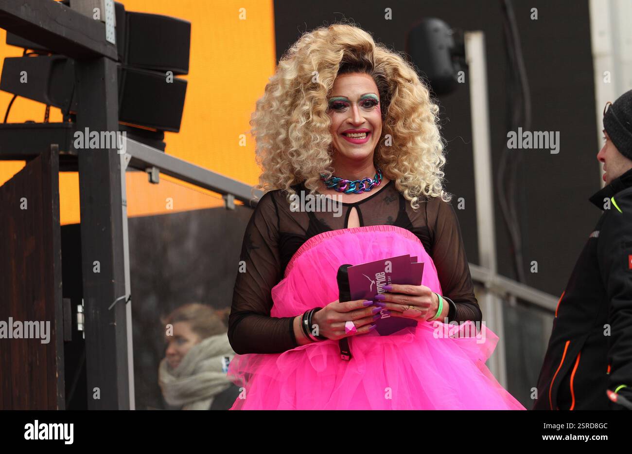 Démonstration vom Hamburg Pride e.V. als Teil der bundesweiten Kampagne Wähl Liebe auf dem Spielbudenplatz auf fait Pauli. Christopher-Street-Day-Vereine hatten anlässlich der Bundestagswahlen AM 23. Februar deutschlandweit dazu aufgerufen. SIE Fordern die Menschen auf, demokratische Parteien zu wählen, die für Vielfalt, Toleranz und Gleichberechtigung eintreten. Unzählige texte auf Plakaten und Pappen richteten sich dabei auch gegen die AFD. Knapp 4,000 Menschen nahmen an der démonstration à Hambourg teil. Modérateur Valery Pearl Dennis Totzke. Pauli Hamburg *** démonstration de Hamburg P Banque D'Images