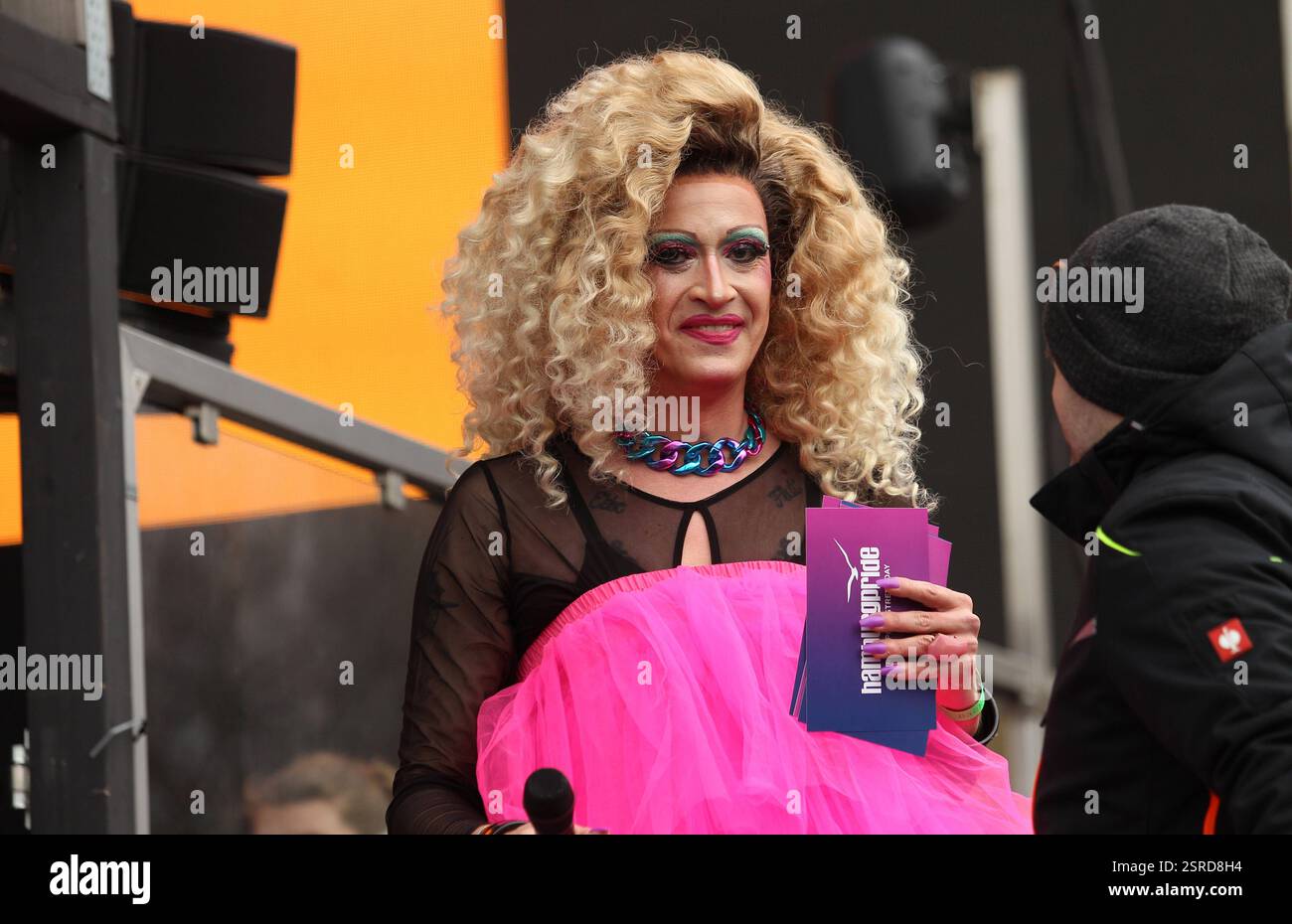 Démonstration vom Hamburg Pride e.V. als Teil der bundesweiten Kampagne Wähl Liebe auf dem Spielbudenplatz auf fait Pauli. Christopher-Street-Day-Vereine hatten anlässlich der Bundestagswahlen AM 23. Februar deutschlandweit dazu aufgerufen. SIE Fordern die Menschen auf, demokratische Parteien zu wählen, die für Vielfalt, Toleranz und Gleichberechtigung eintreten. Unzählige texte auf Plakaten und Pappen richteten sich dabei auch gegen die AFD. Knapp 4,000 Menschen nahmen an der démonstration à Hambourg teil. Modérateur Valery Pearl Dennis Totzke. Pauli Hamburg *** démonstration de Hamburg P Banque D'Images