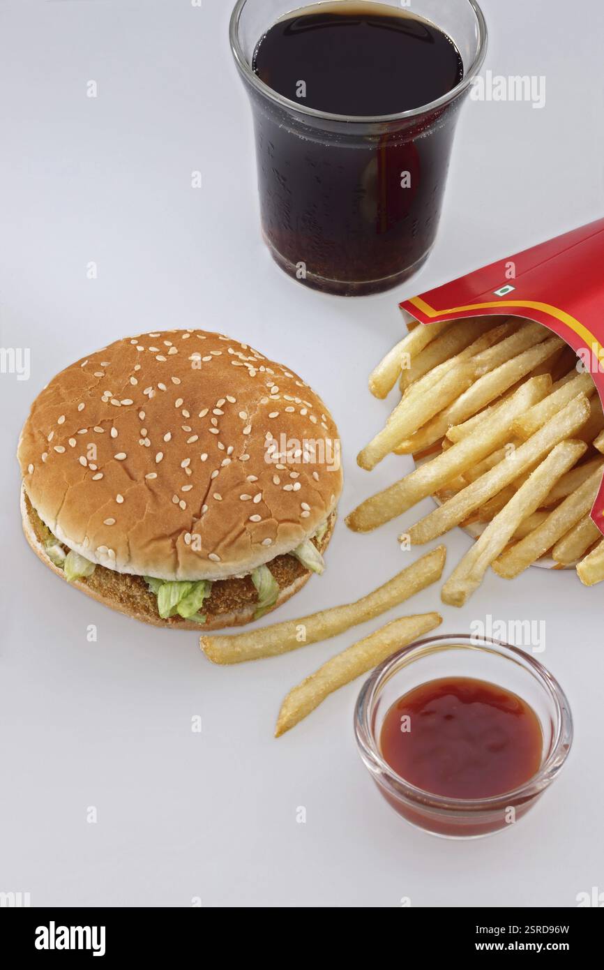 Restauration rapide, hamburger végétarien avec sauce frites et coco cola sur fond blanc Banque D'Images Restauration rapide, hamburger végétarien avec sauce frites et coco cola sur fond blanc Banque D'Images