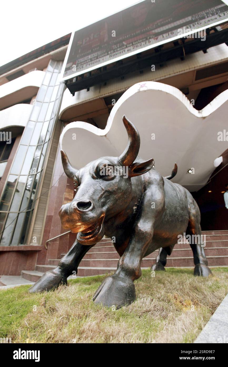 Statue de taureau en bronze à la bourse de bombay BSE, Bombay, Mumbai, Maharashtra, Inde, Asie Banque D'Images