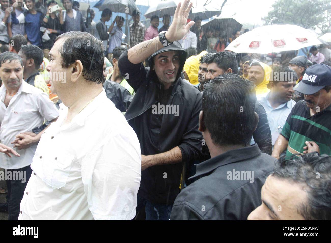 Les acteurs de Bollywood Randhir Kapoor et Ranbir Kapoor participer procession de Immersion Studios R K, idole de Seigneur Ganesh Mumbai Banque D'Images