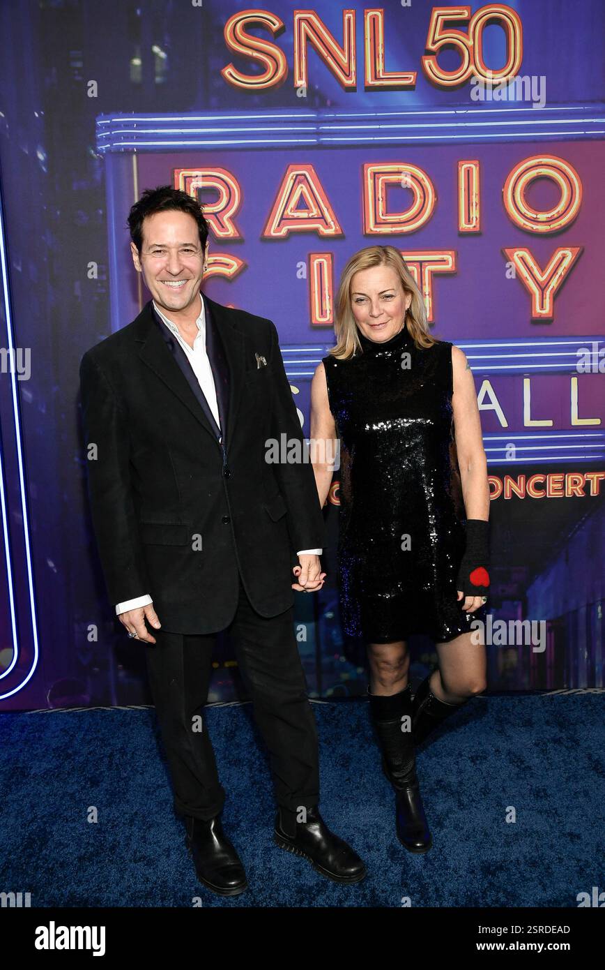 Rob Morrow, left, and Debbon Ayer attend the SNL50: The Homecoming Concert at Radio City Music Hall on Friday, Feb. 14, 2025, in New York. (Photo by Evan Agostini/Invision/AP) Banque D'Images