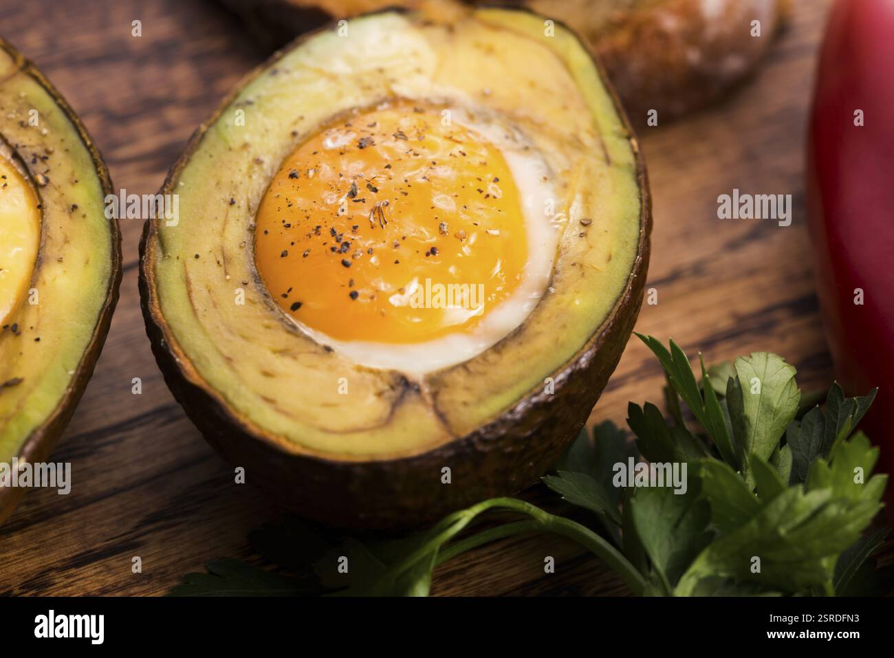 Oeufs bio faits maison cuit dans avocat avec sel et poivre Banque D'Images