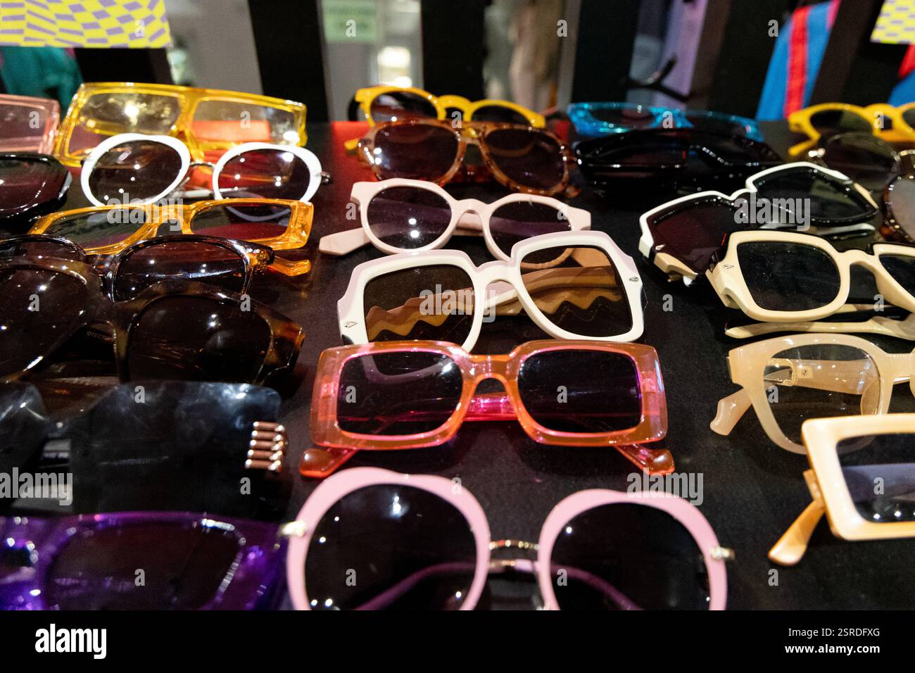 Sélection de lunettes de soleil rétro vintage (Goldsmith Vintage, Soho, Londres, Angleterre) Banque D'Images