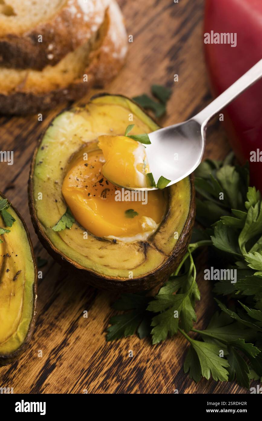 Oeufs bio faits maison cuit dans avocat avec sel et poivre Banque D'Images