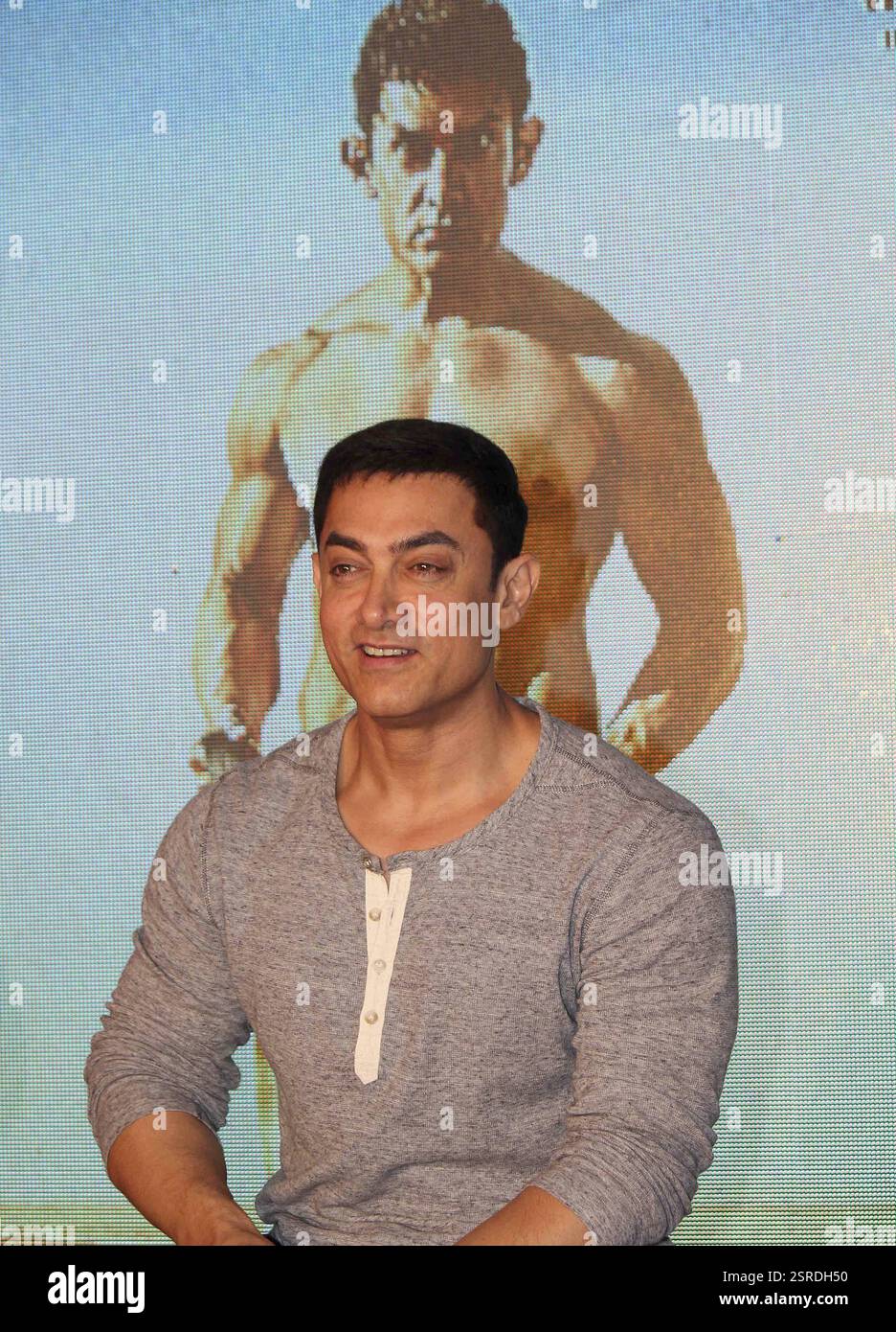 L'acteur de Bollywood Aamir Khan lors du lancement de la deuxième affiche du film PK à Mumbai, en Inde, le 20 août 2014 Banque D'Images