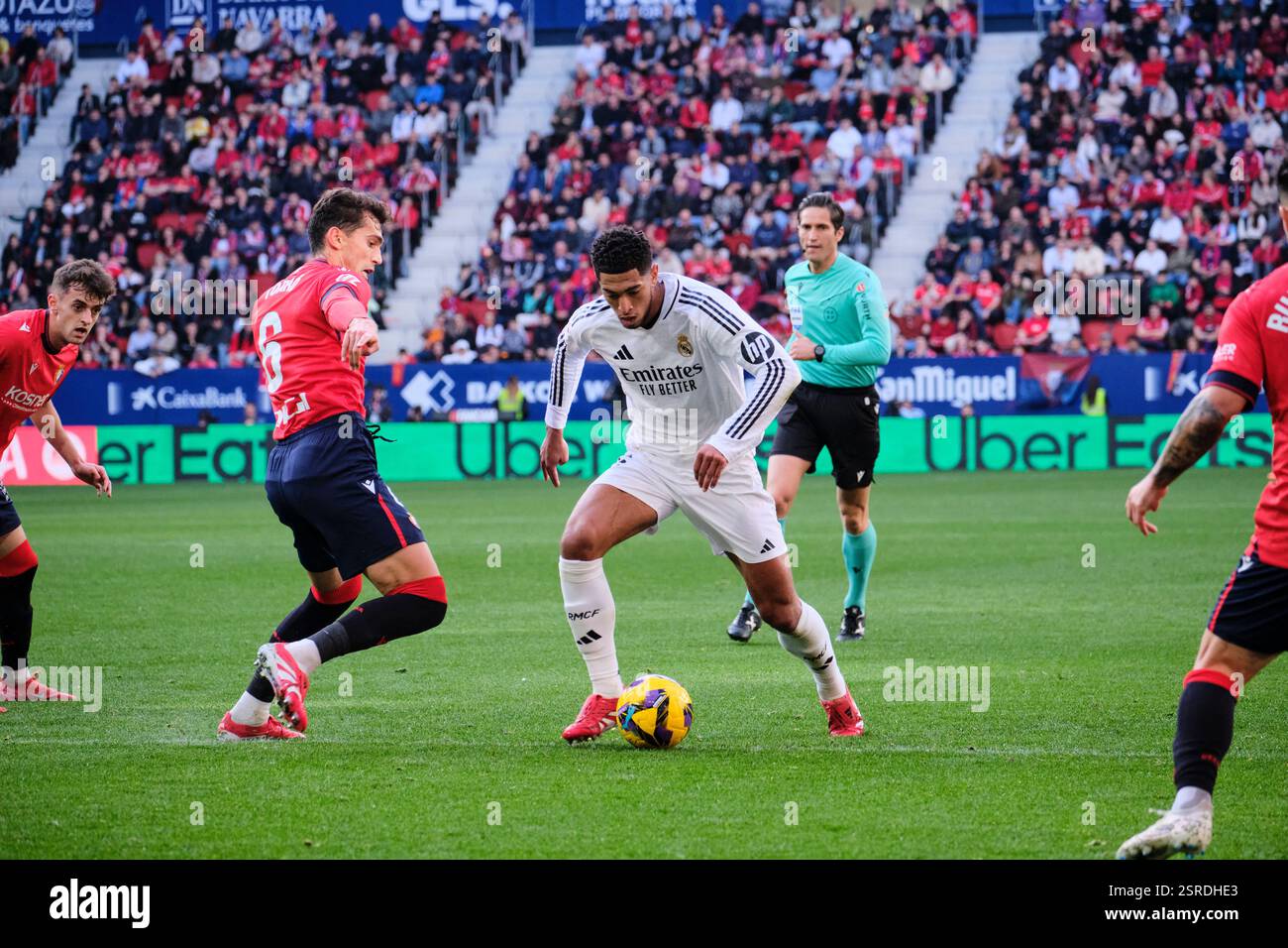 Pampelune, Navarre, Espagne - 15 février 2025 : Lucas Torró (l) en compétition pour le ballon avec Jude Bellingham (R) dans le match Osasuna vs Real Madrid, qui fait partie des SPORTS LaLiga EA en Espagne, au stade El Sadar. Crédit : Rubén Gil/Alamy Live News. Banque D'Images