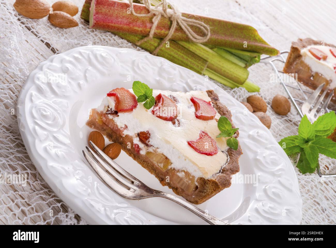 Gâteaux à la rhubarbe avec meringue et amandes Banque D'Images