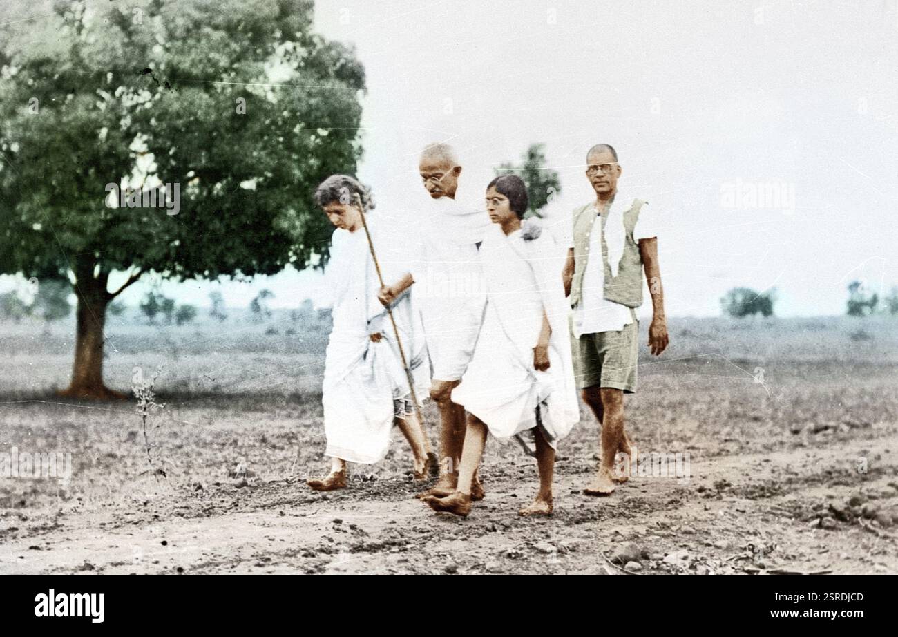 Mahatma Gandhi et ses associés sur sa marche quotidienne, Wardha, Maharashtra, Inde, Asie, novembre 1933, Asie Banque D'Images