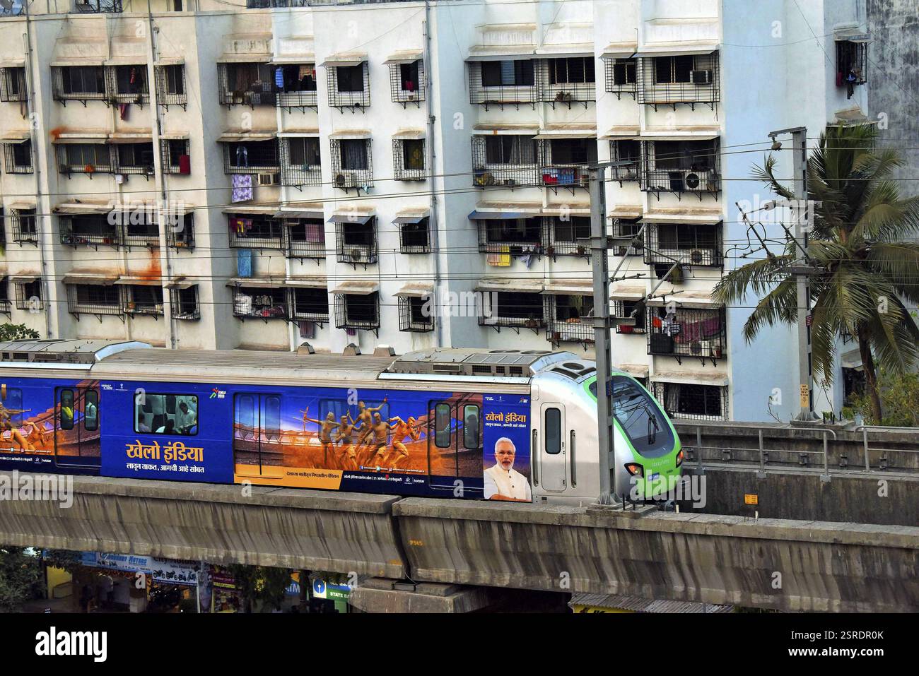 Metro train près de la gare la plus Asalpha, Mumbai, Maharashtra, Inde, Asie Banque D'Images