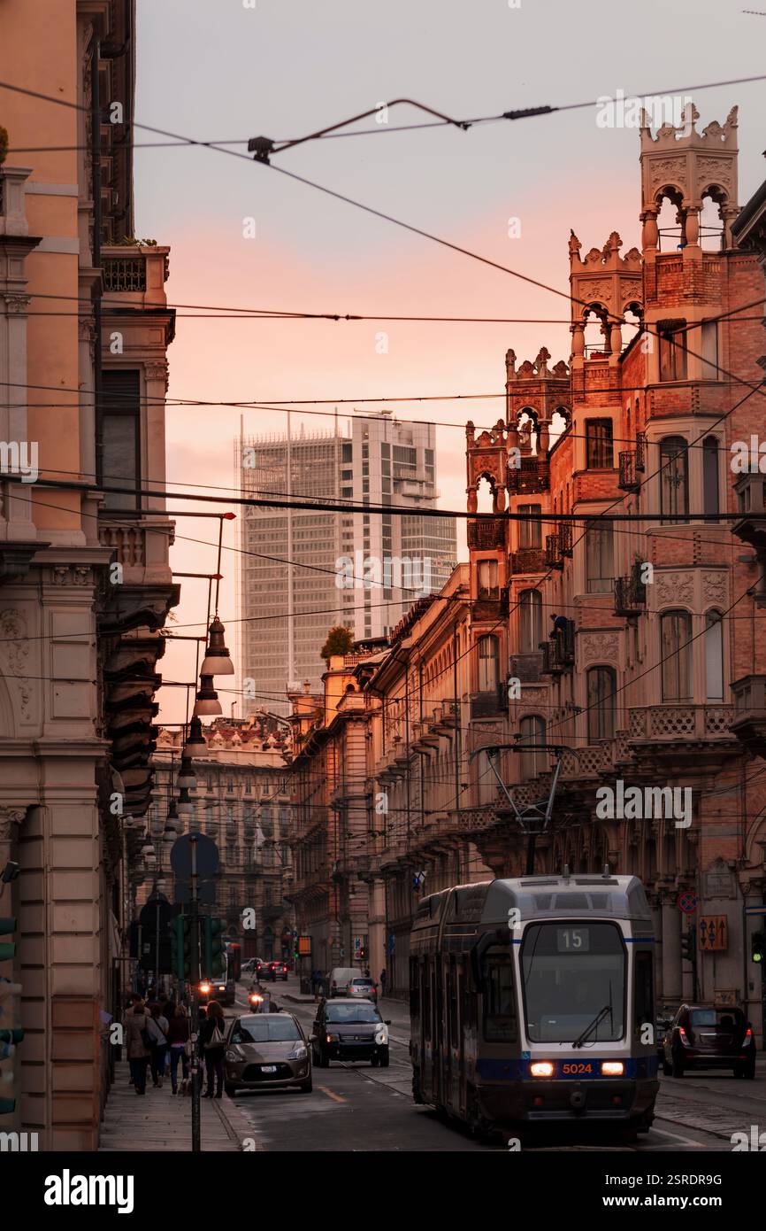 Un tramway moderne dans la via Cernaia historique en plein centre de Turin, Italie. Banque D'Images