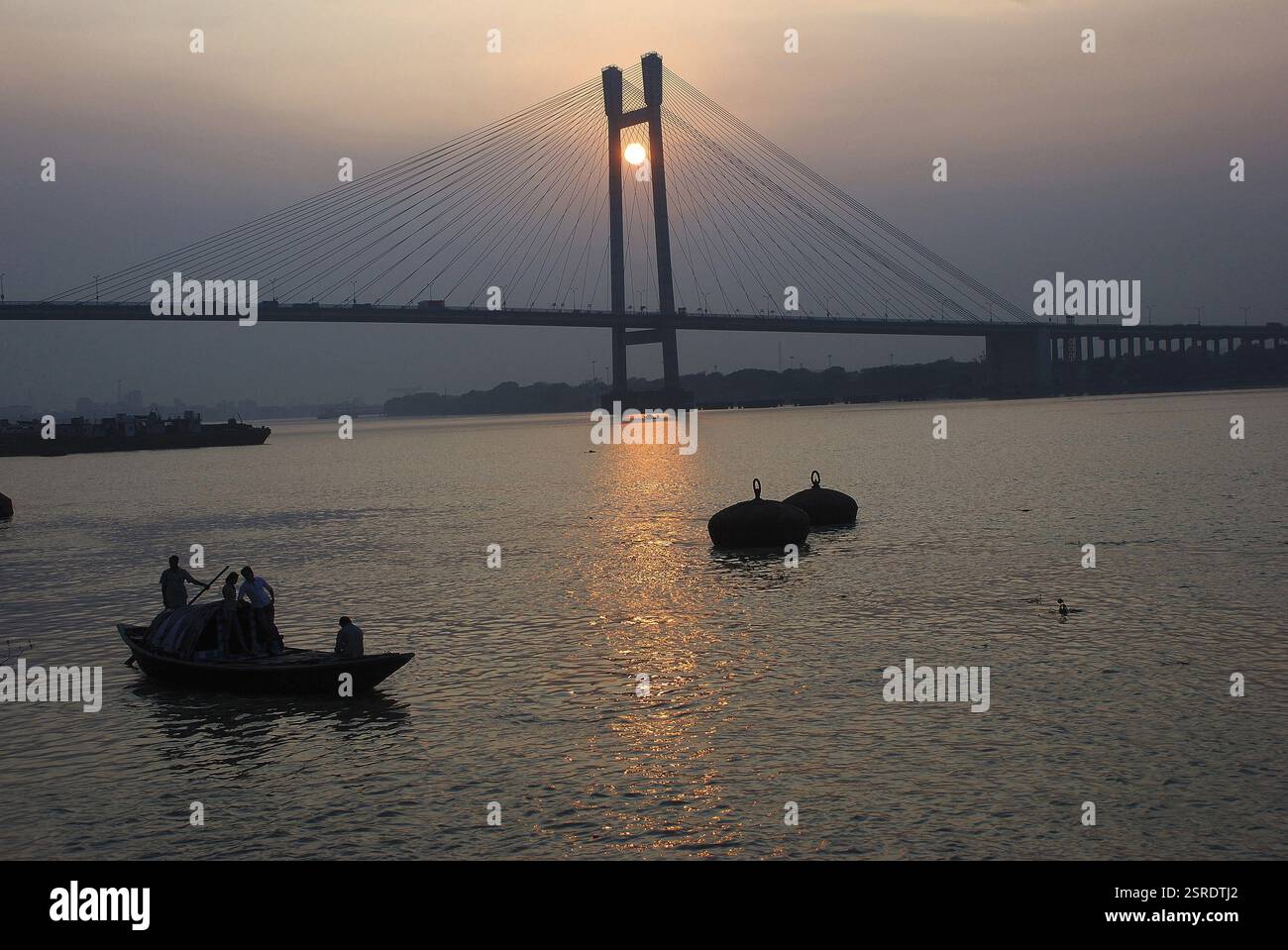 Bateau dans le fleuve Gange retour nouveau Howrah Vidyasagar Setu pont, Kolkata, Bengale occidental, Inde, Asie Banque D'Images