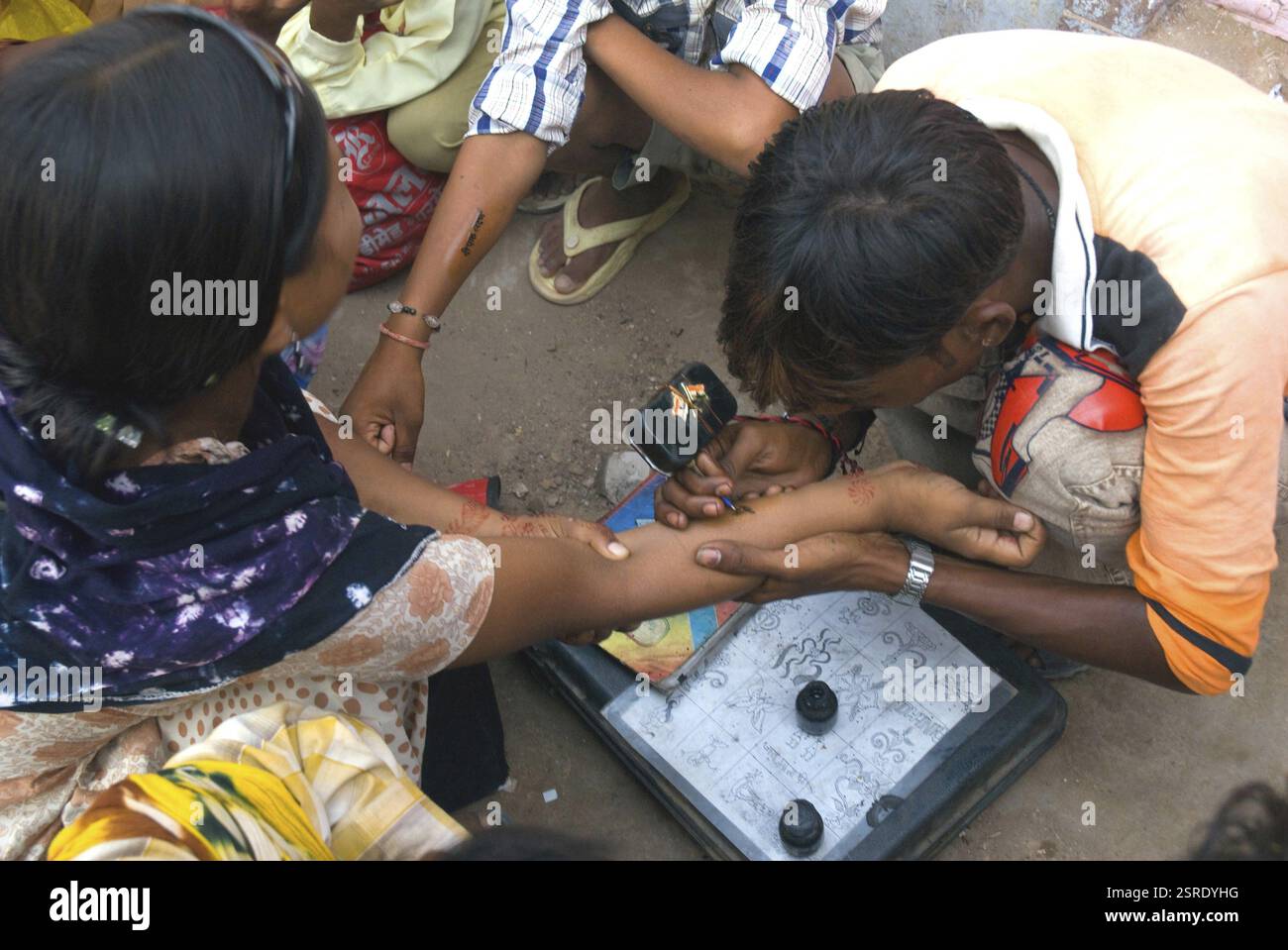 Femme se tatouant dans le festival ramdevra, près de Jaisalmer, Rajasthan, Inde, Asie Banque D'Images