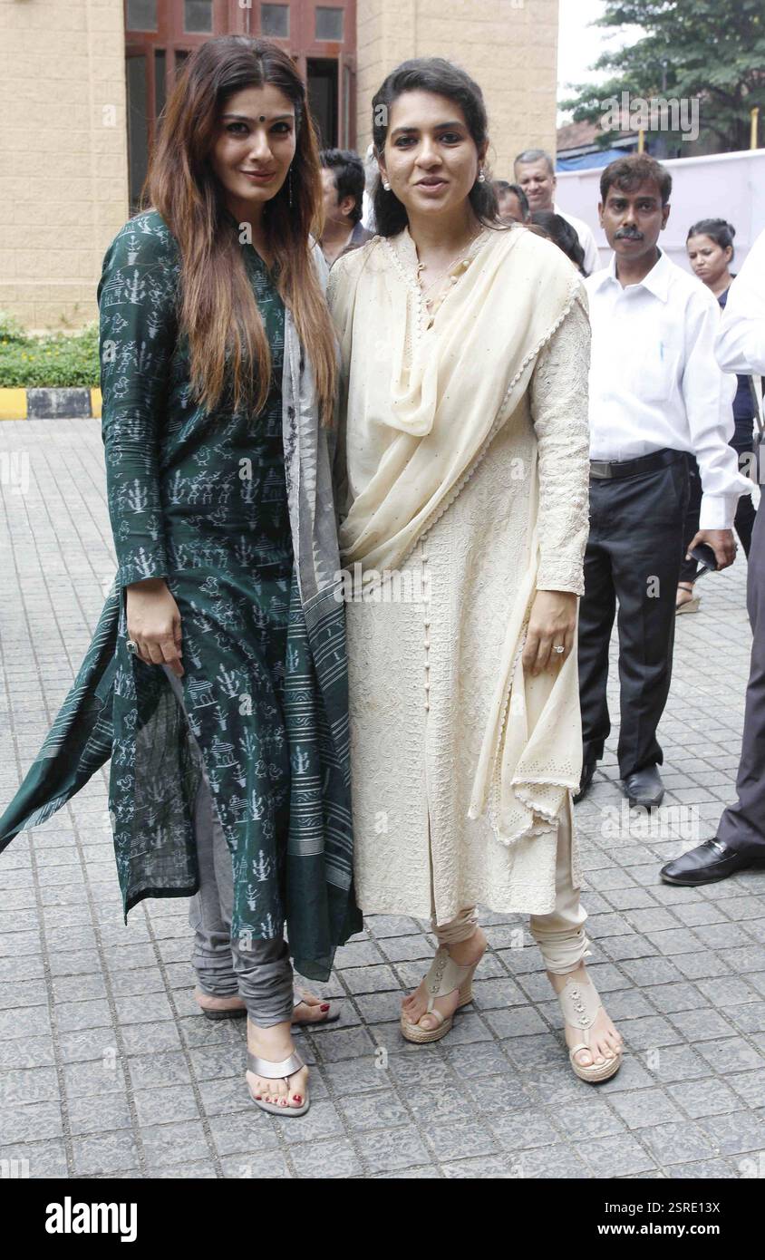Bollywood acteur Raveena Tandon Fashion designer Bhartiya Janta Party leader Shaina NC inauguration l'art de l'état des toilettes Mumbai Banque D'Images