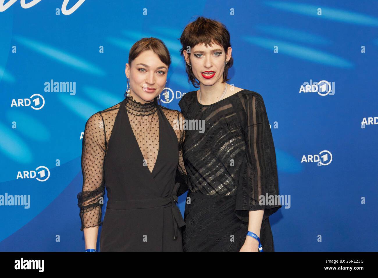 Sarah Posch und Lia von Blarer - Gaesteankunft zum ARD Blue Hour ...