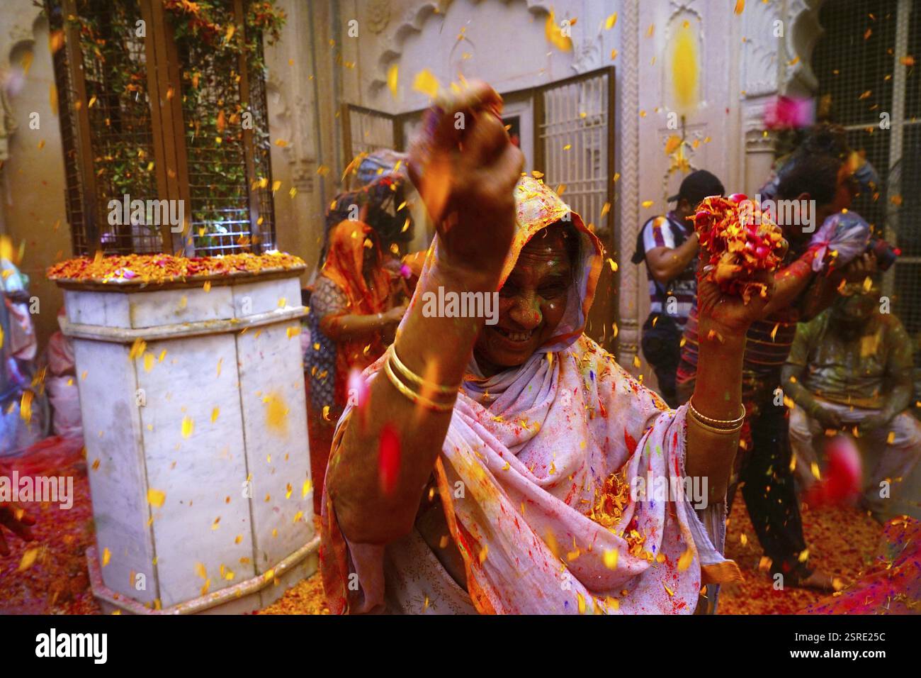 Veuves dansant célébrant le festival Holi, temple de Gopinath, Uttar Pradesh, Inde, Asie Banque D'Images