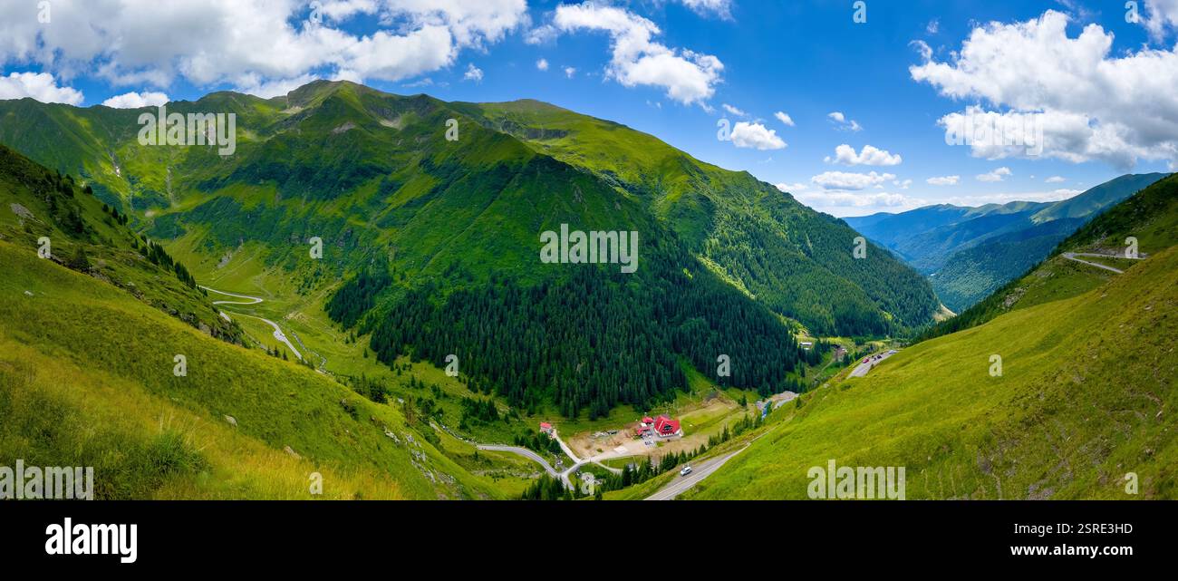 Vue aérienne du lac Balea et de la route Transfagarasan dans les montagnes de Fagaras, Roumanie Banque D'Images