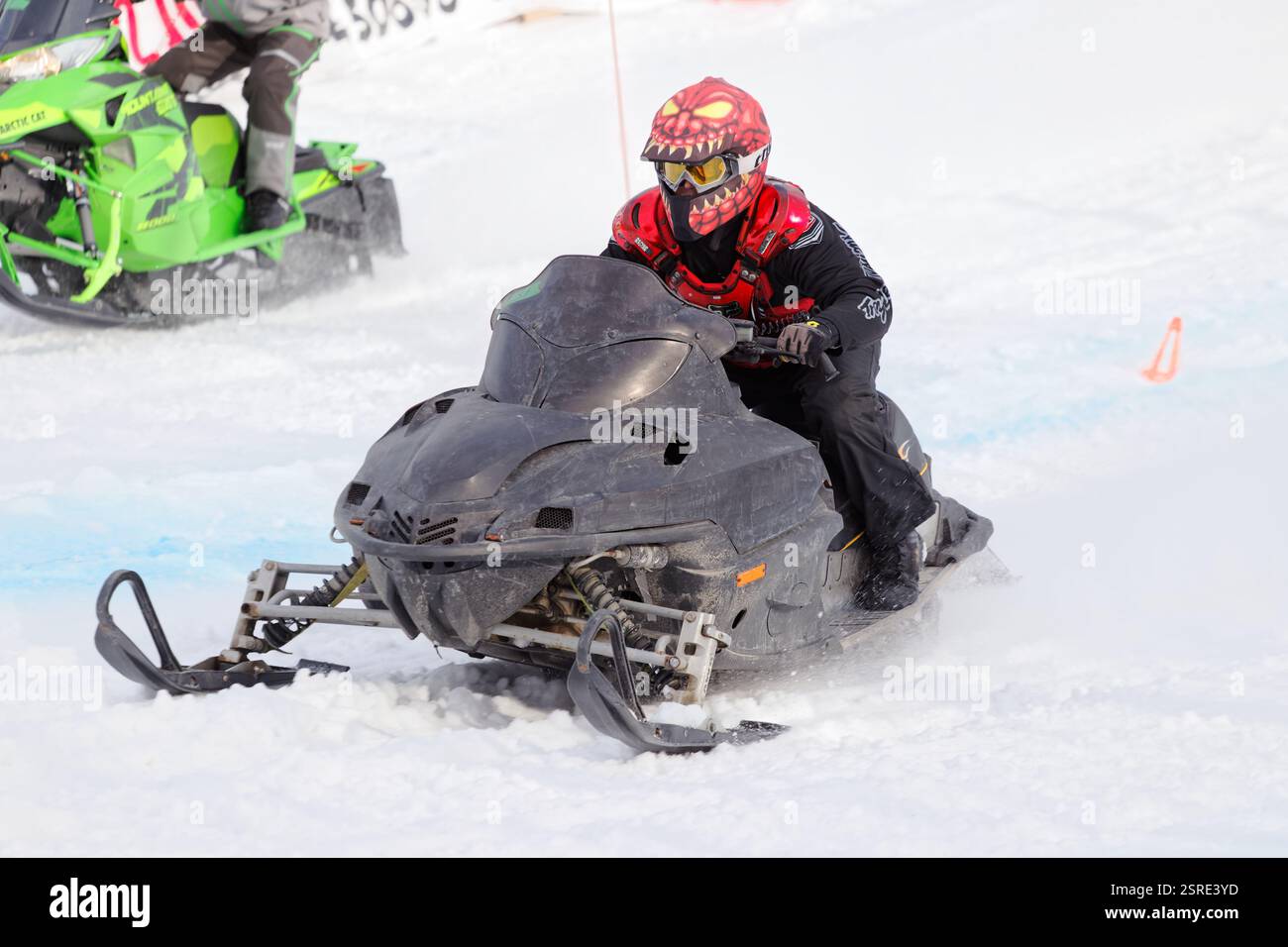 Course de motoneige montée sur les pentes de la station de ski Val Saint-Come au Québec, Canada Banque D'Images
