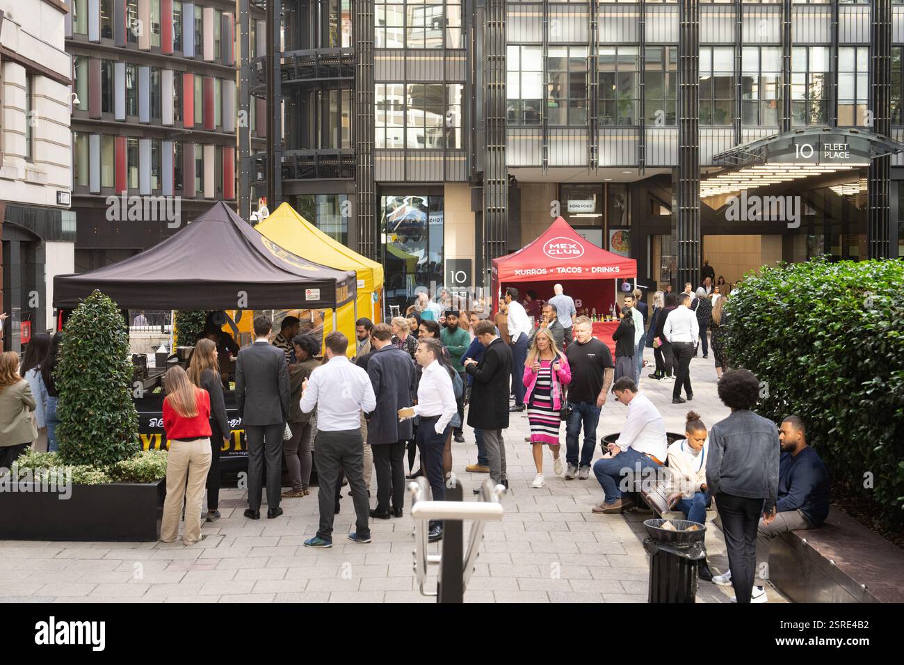 Les food trucks (Mex Club) attirent une foule d'employés de bureau au 10 Fleet place. Les gens mangent et socialisent. Banque D'Images